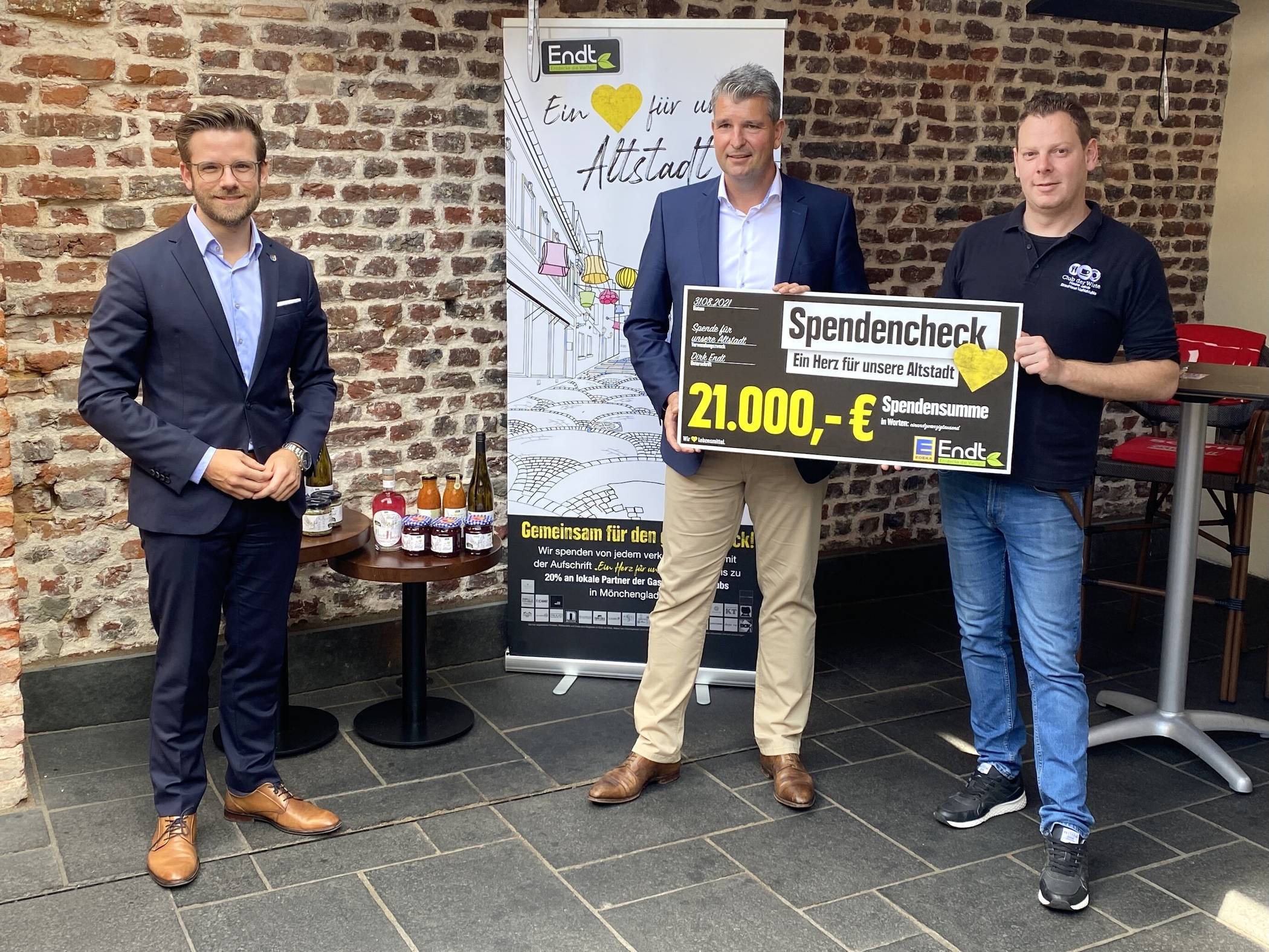  Im Beisein von Oberbürgermeister Felix Heinrichs überreichte Dirk Endt (Mitte) den Spendenscheck über 21 000 Euro Hauke Jakob, Vorsitzender Club der Wirte. 