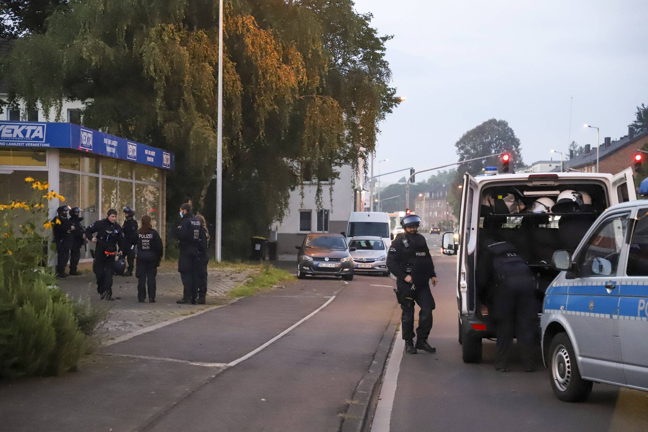  Polizeieinsatz gegen Mitglieder der Hells Angels: An der Theodor-Heuss-Straße durchsuchten SEK-Kräfte am frühen Donnerstagmorgen eine Autowerkstatt. 
