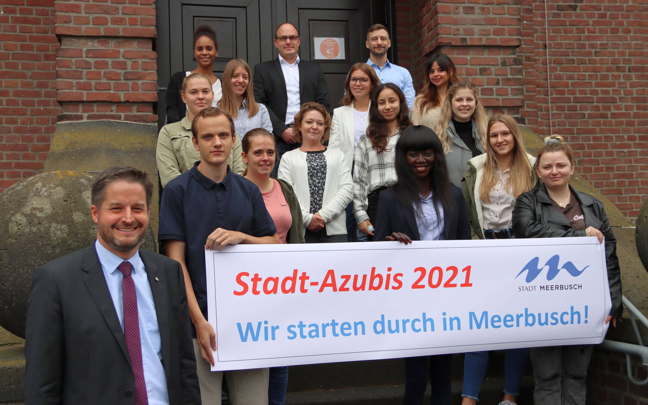 Bürgermeister Christian Bommers begrüßt die neuen