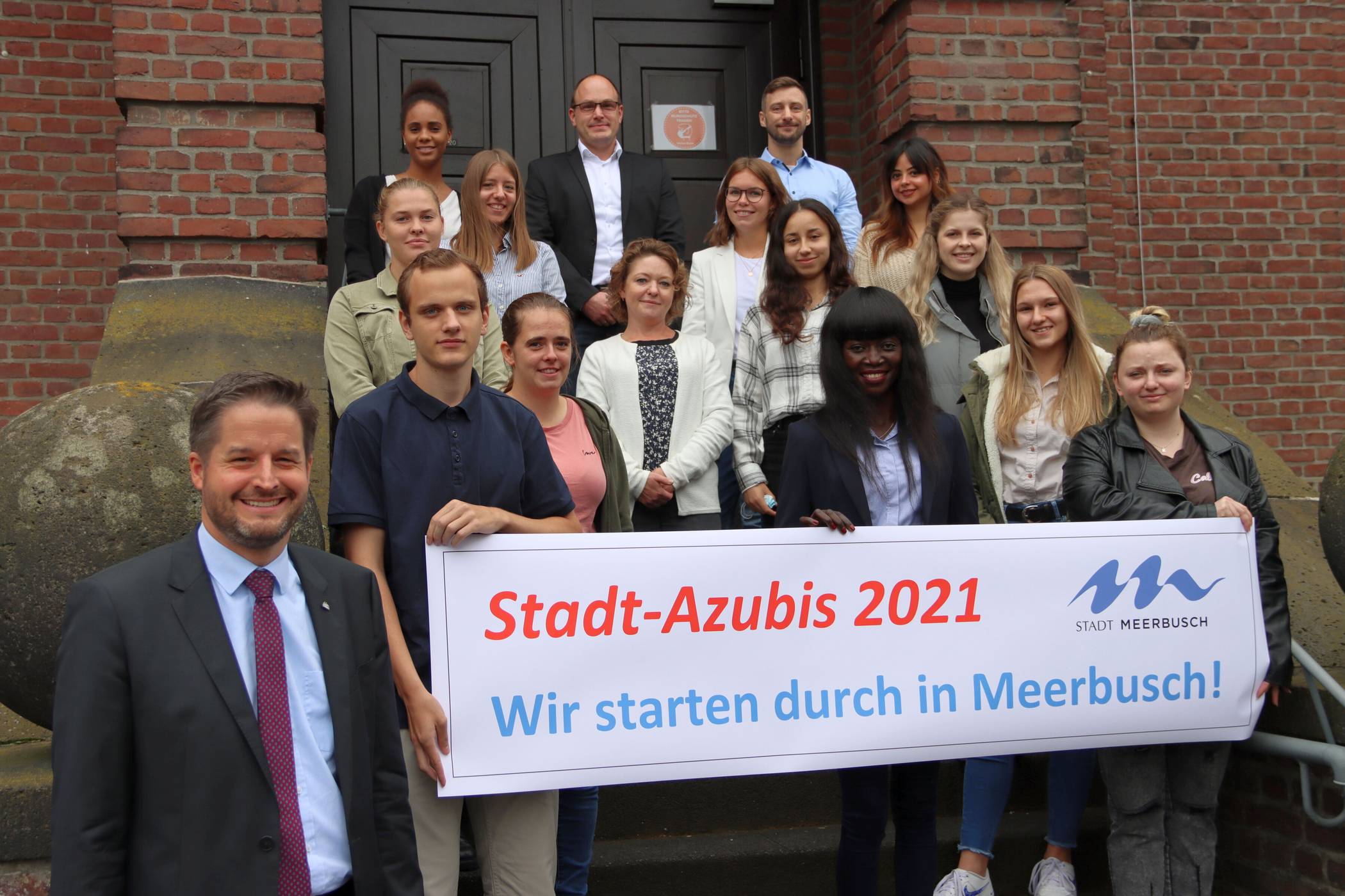 Bürgermeister Christian Bommers begrüßt die neuen Auszubildenden der Stadtverwaltung im Erwin-Heerich-Haus in Osterath-Bovert. 