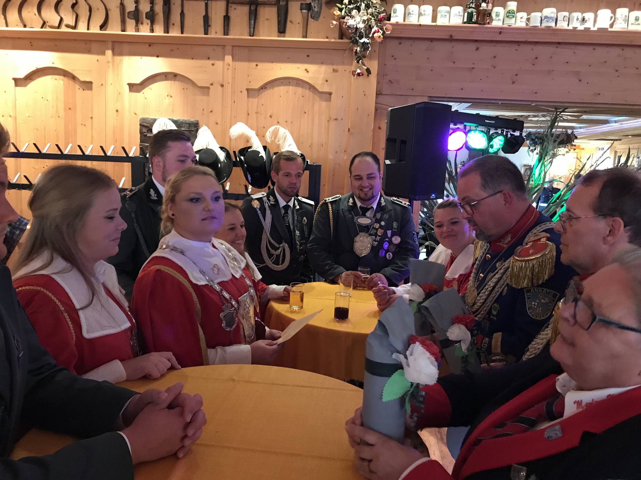  Das Königshaus um Daniela I. Bröhl nimmt nach zweijähriger Wartezeit Geschenke der Anrather Schützen zur Krönung entgegen. 