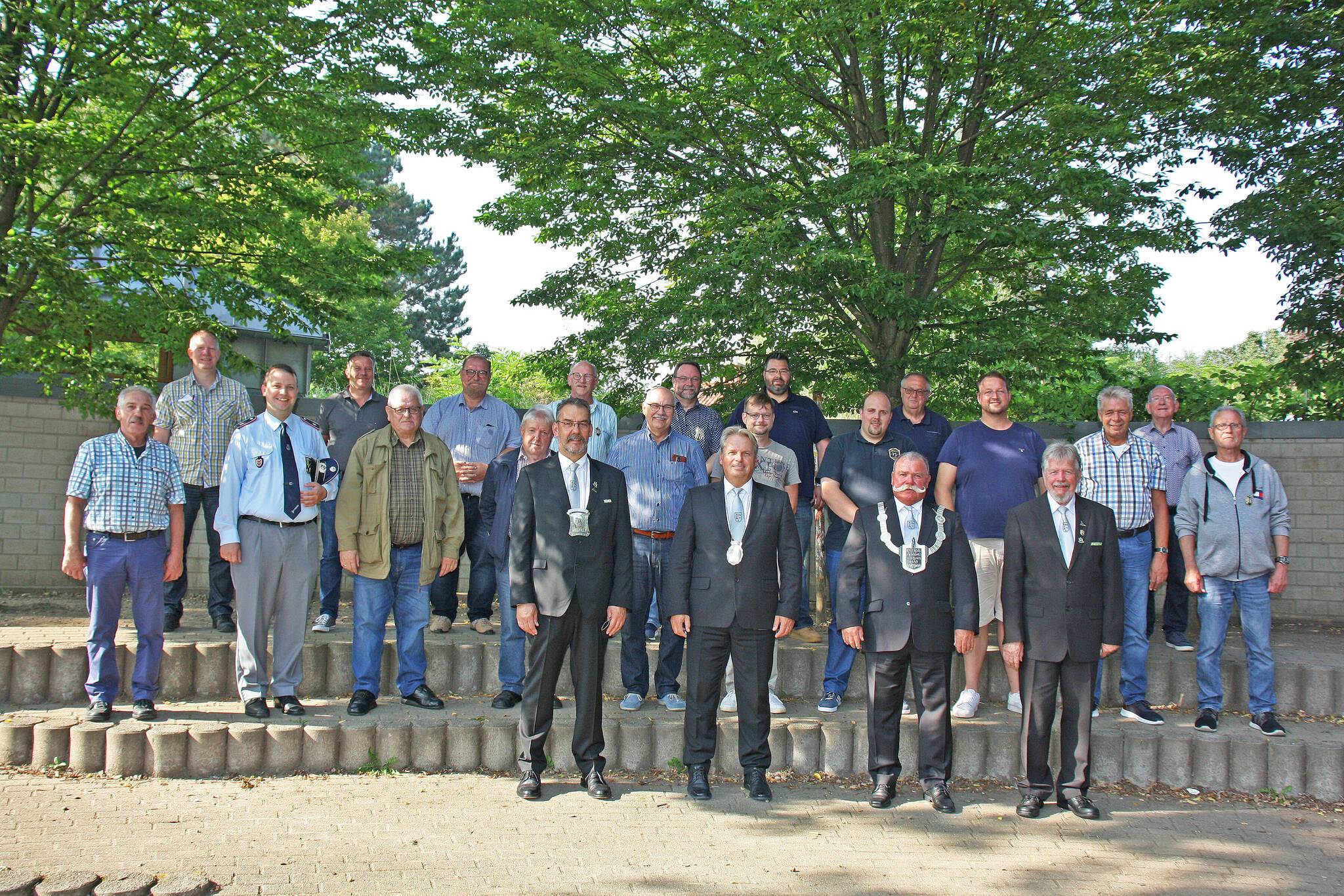Brudermeister Michael Klein, Minister Guido Wyes, König Horst Meyer und der 2. Brudermeister Werner Braun mit den Schützen, die für langjährige Mitgliedschaft ausgezeichnet wurden. 
