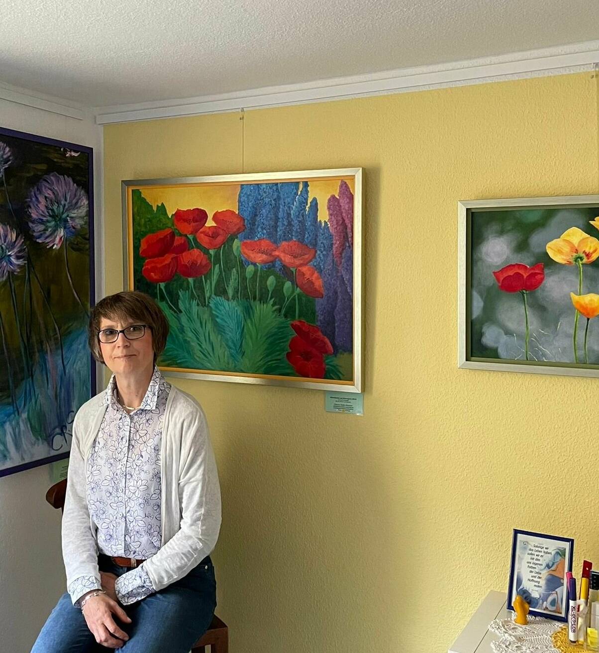  Die Meerbuscherin Christine Radtke-Schramm hat die Bilder-Galerie am Deutschen Eck eröffnet und präsentiert dort ihre Blumenbilder.  