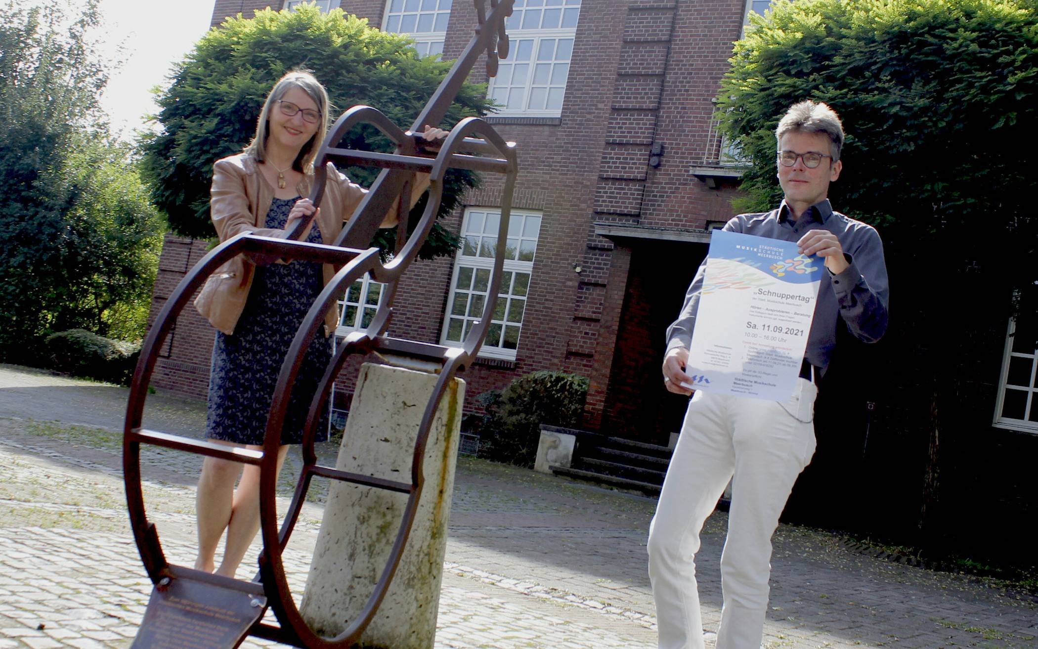 Musikschulleiterin Anne Burbulla mit Mathias Preuß, Fachleiter der Singpause, vor der Musikschule in Strümp. 