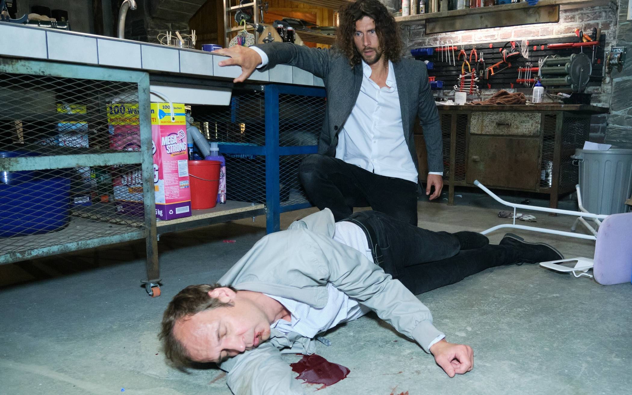  Drama in der RTL-Serie „Unter uns“: Luke Färber (Jakob Graf) erschlägt Bewährungshelfer Marius Popovic (Borussia-Stadionsprecher und Schauspieler Torsten Knippertz). 