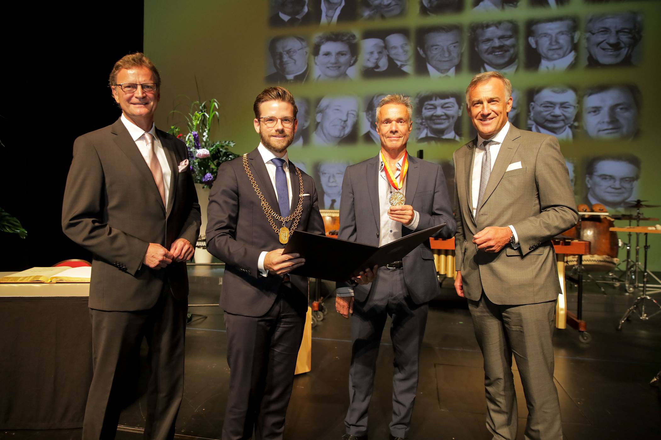 Im Bild von rechts: Kuratoriumsvorsitzender Dr. Karl Hans Arnold, Preisträger Hannes Jaenicke, Oberbürgermeister Felix Heinrichs und Kuratoriumsmitglied Helmut Wilms (v.r.) bei der Verleihung der Goldenen Blume 2021. 