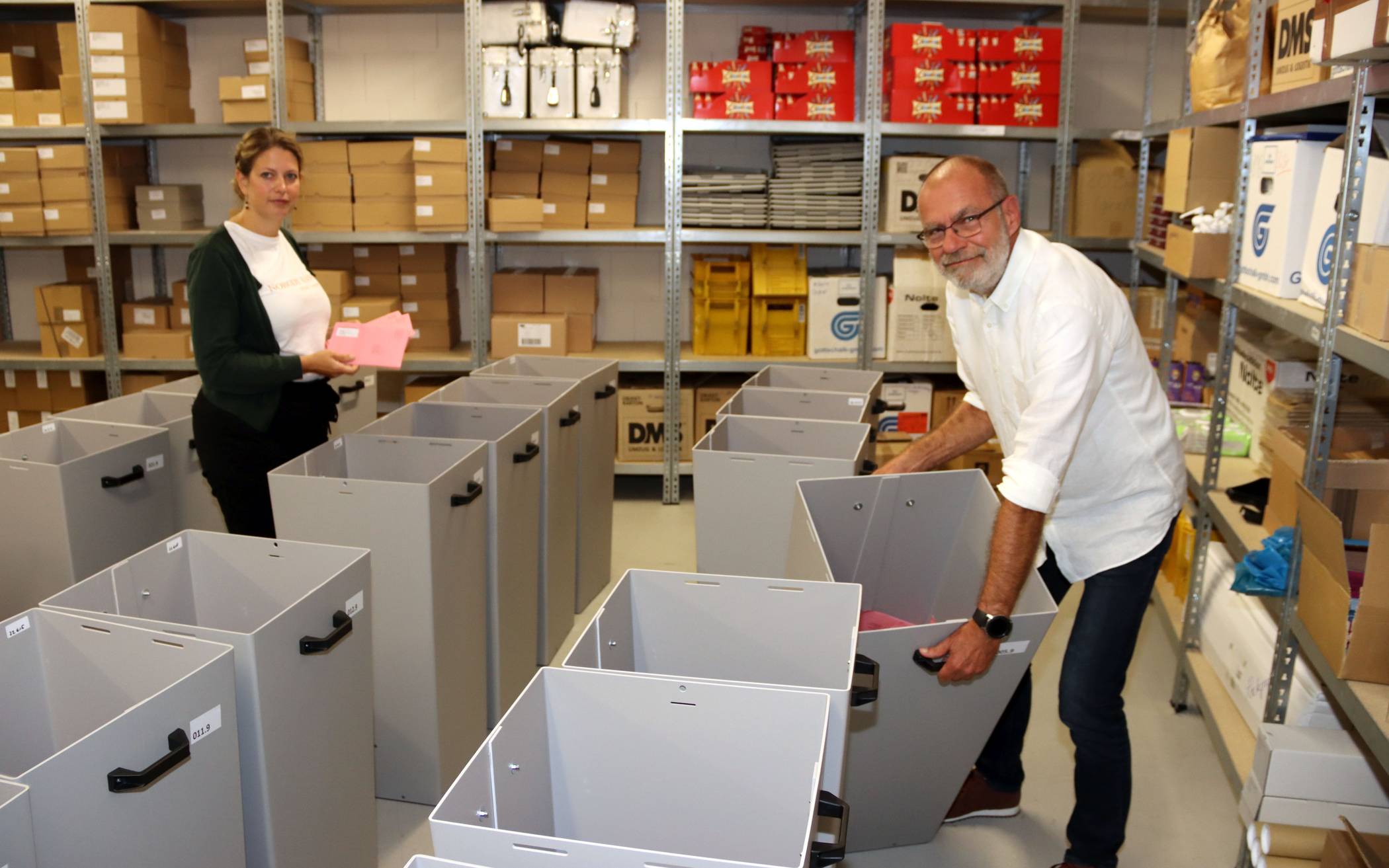 Die Urnen für die Briefwahlunterlagen sind