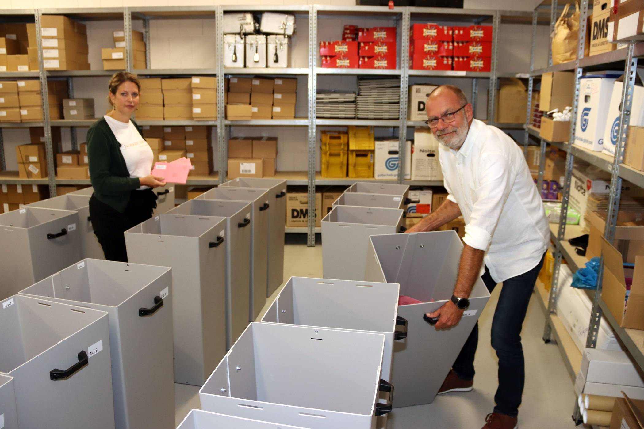 Die Urnen für die Briefwahlunterlagen sind in diesem Jahr größer als in den vergangenen Jahren. Das Team des Meerbuscher Wahlamts um Andrea Sarabi und Holger Reith sortieren die eingehenden Briefwahlunterlagen vor. Geöffnet werden die Umschläge aber erst am 26. September ab 18 Uhr - dann werden auch die Stimmen ausgezählt. 