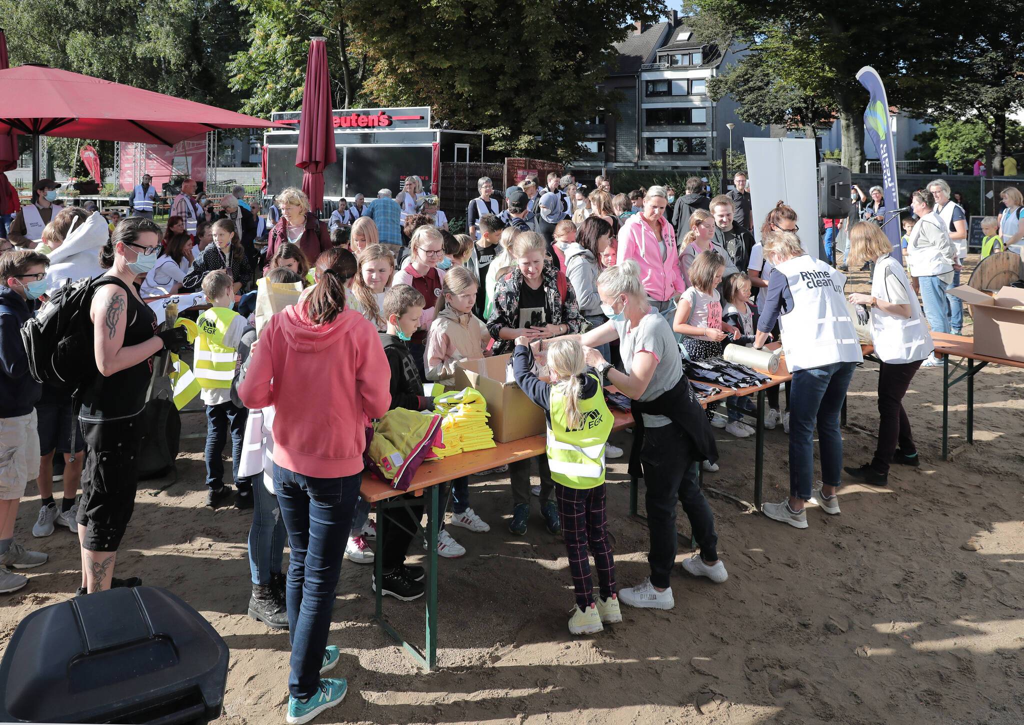 An der Aktion RhineCleanUp in Krefeld nahmen rund 300 Freiwillige teil. Foto: Stadt Krefeld, Presse und Kommunikation, Dirk Jochmann