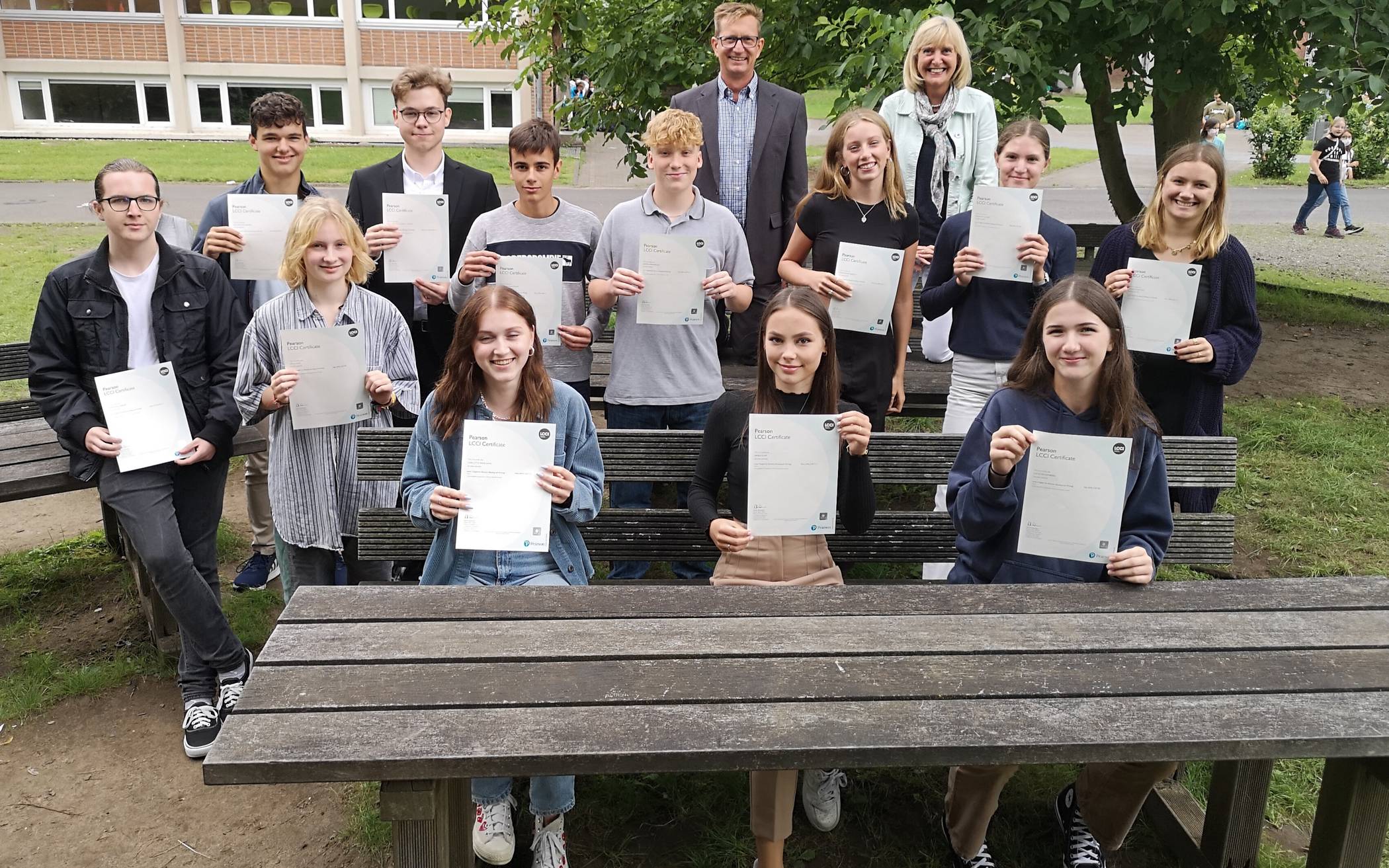 Zwölf Schüler des St. Bernhard-Gymnasiums haben