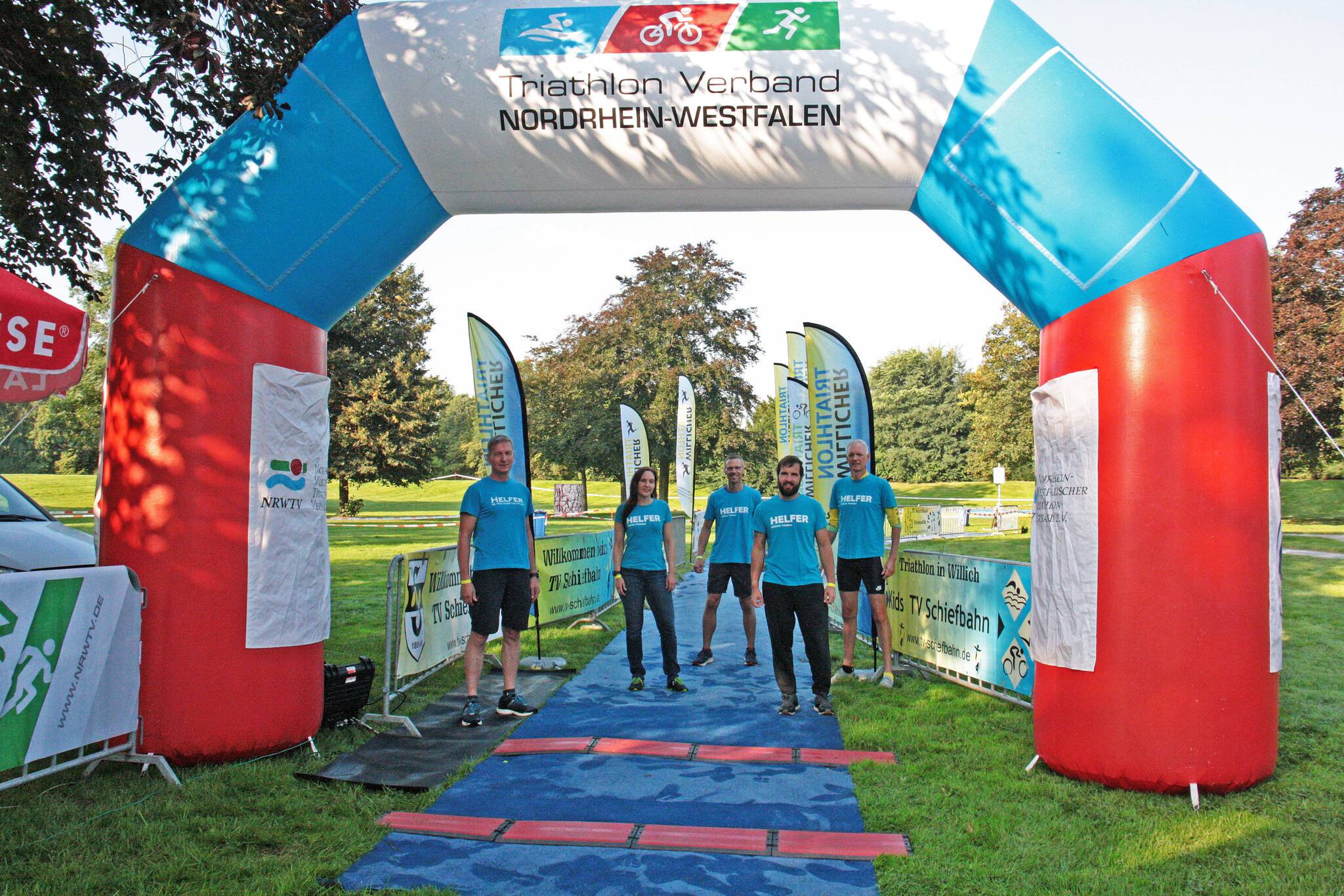 Organisationsverantwortlicher Carsten Rott, Eva Kaziur (stv. Vorsitzende Triathlon-Abteilung), Christian Braun, Johannes Jagemann (Vorsitzender Triathlon-Abteilung und Thomas Bolz vom TV Schiefbahn, freuen sich im Zieleinlauf, dass es trotz Corona möglich war, einen verkleinerten Volkstriathlon durchzuführen. 