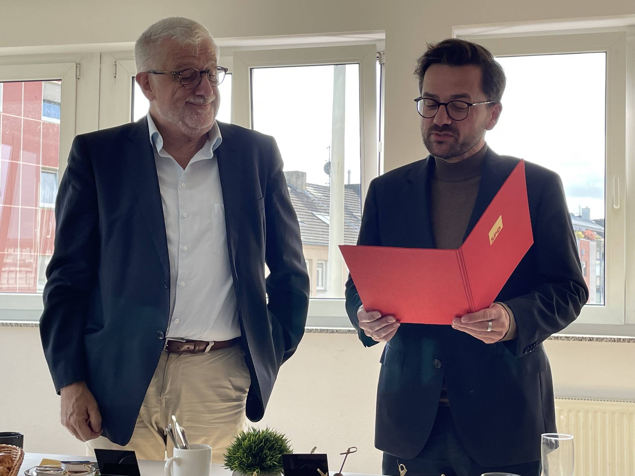 Thomas Kutschaty ehrt Hans-Willi Körfges für (über) 50 Jahre Parteimitgliedschaft in der SPD.  