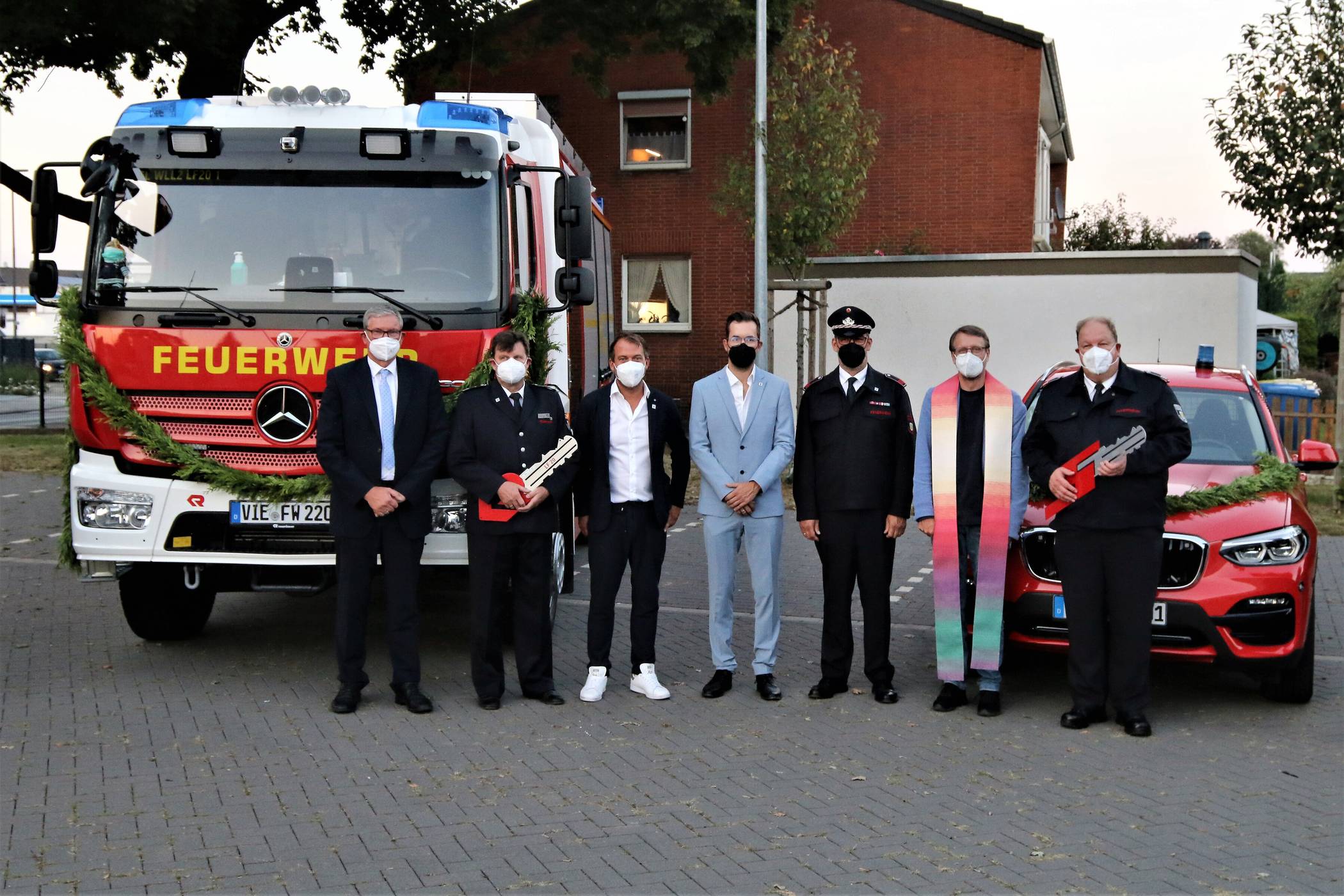 Joachim Donath, Robert Delvos, Bürgermeister Christian Pakusch, Sascha Döhmen, Michael Klein, Pastor Markus Poltermann, Thomas Metzer (von links) vor dem neuen Fahrzeug. 