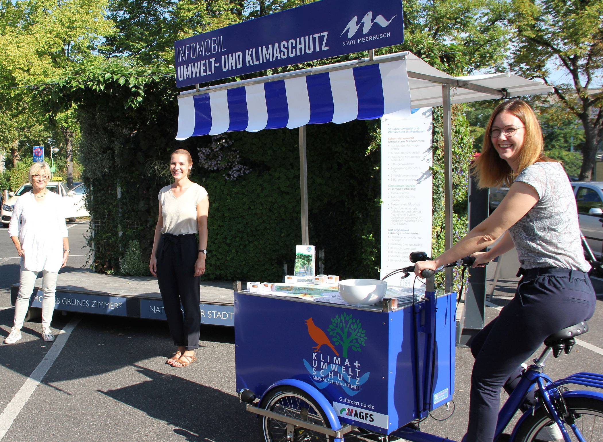  v.l.: Dana Frey, Lena Clermont und Denise Pottbäcker von der Stabsstelle Umwelt- und Klimaschutz der Stadtverwaltung sind mit ihrem Info-Mobil auch auf der autofreien Dorfstraße zu Gast. 