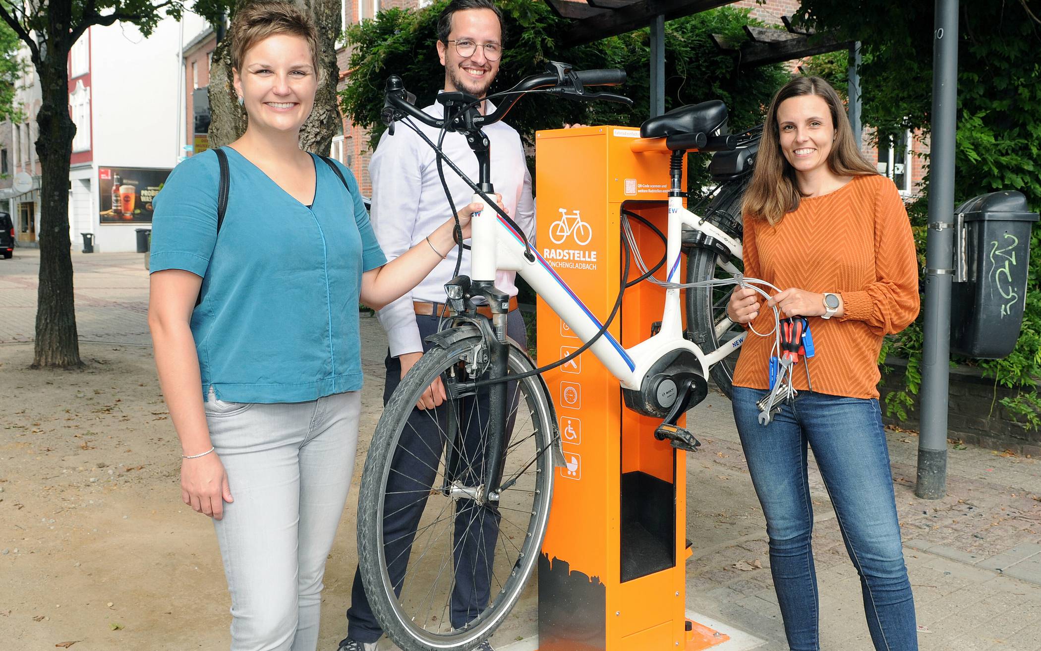  Die städtische Mobilitätsbeauftragte Caprice Mathar (l.), Jan Stübner und Marielle Lauschke von der Stabsstelle Mobilitätsmanagement stellten diese Woche am Konstantinplatz in Giesenkirchen die erste von fünf Radservicestationen in Mönchengladbach vor. 