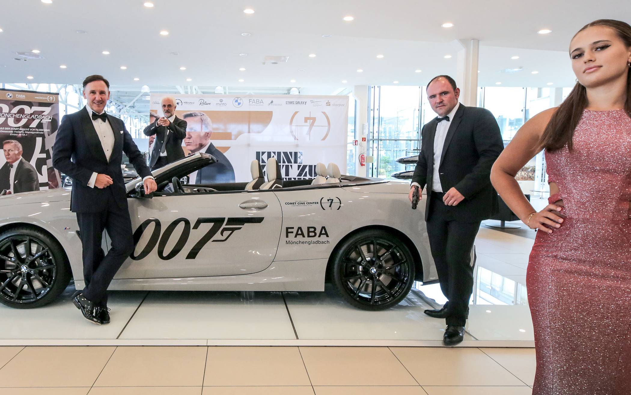  Fiebern der Bond-Gala ganz stilecht entgegen (v.l.): Heinz Breuer (FABA Autowelt), Christian Malescov (Musikschule), Markus Brinkmann (Comet Cine Center) und Emma Salbreiter (Modell, Haus der Braut). 