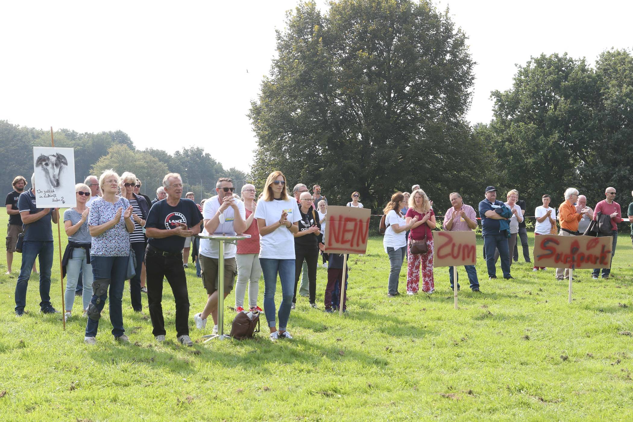  Die Bürgerinitiative gegen die Errichtung eines Surfparks am Elfrather See hat am Samstag Nachmittag auf dem Freizeitgelände demonstriert. Foto: Samla  