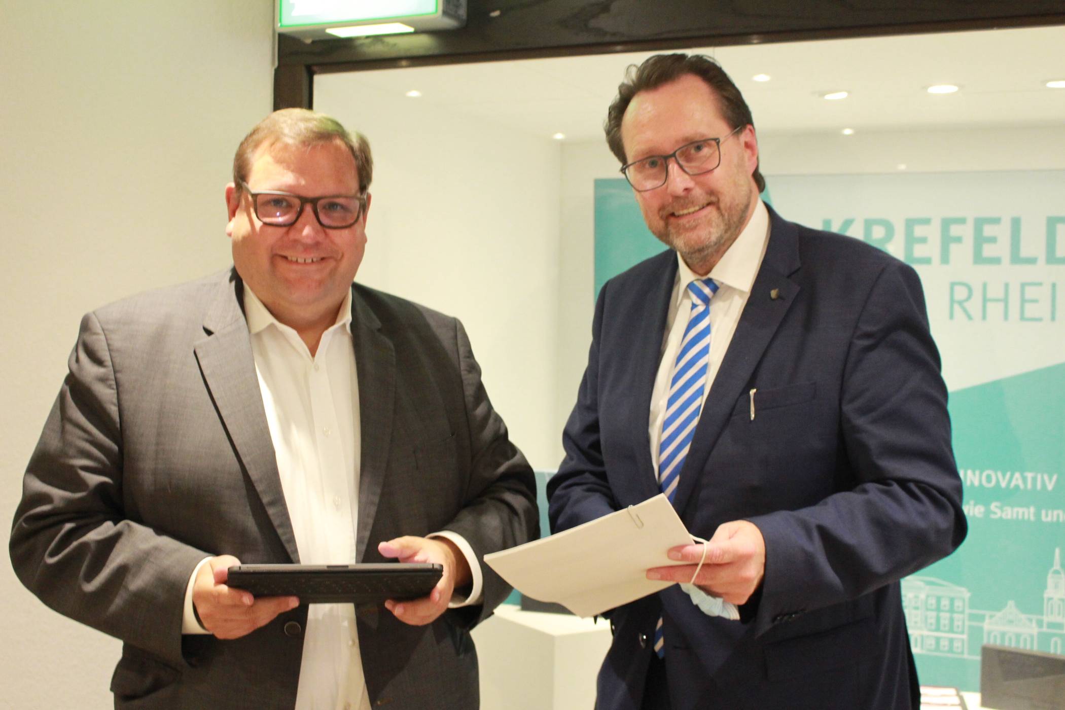 Der Blick in das Zahlenwerk erfreut: Oberbürgermeister Frank Meyer (l.) und Kämmerer Ulrich Cyprian legen einen ausgeglichenen Haushalt vor. Auch für die nächsten Jahre sehen sie ein Plus in den Bilanzen. Foto: Müller
