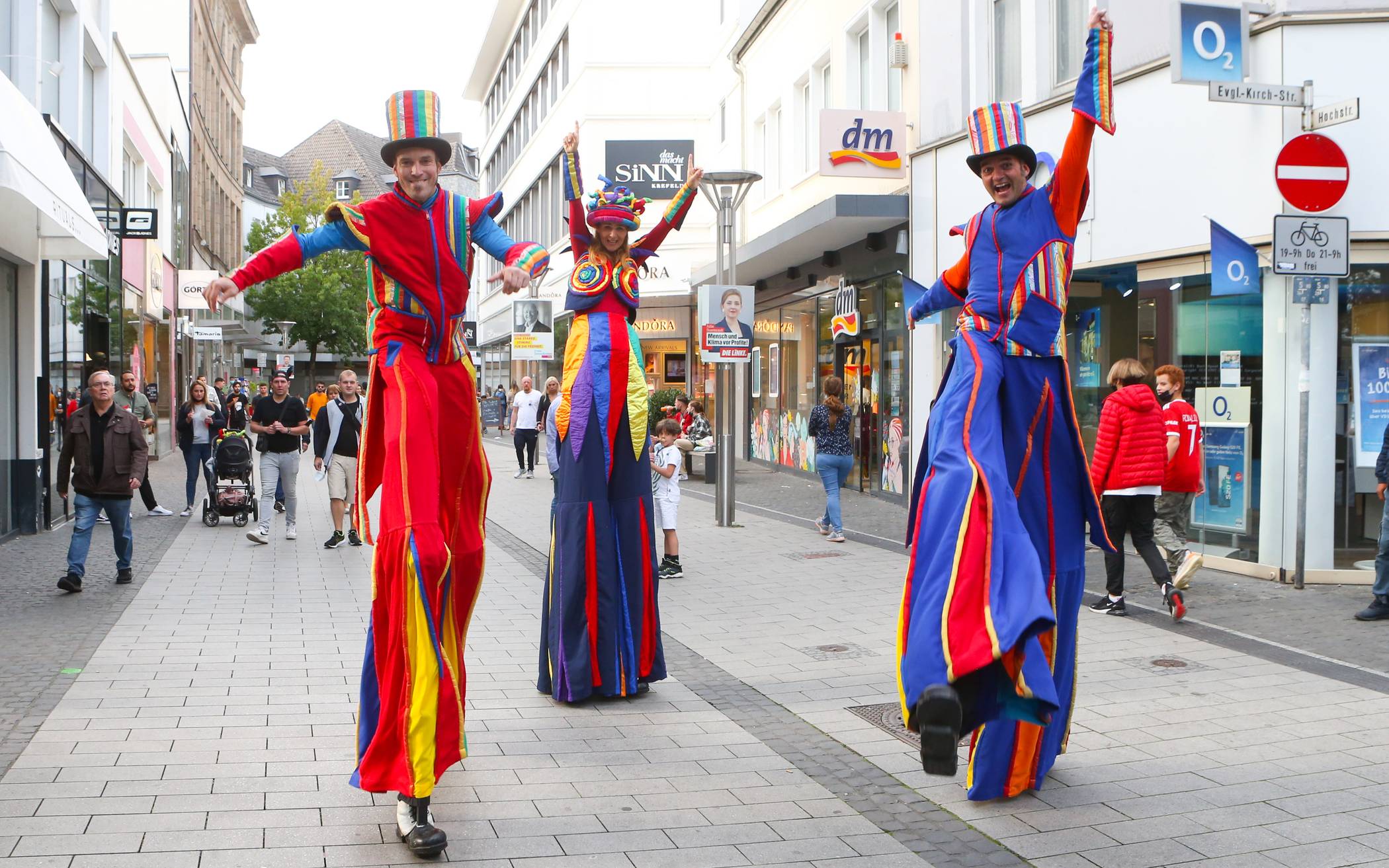 Spaß am Sonntag: Die Stelzengänger der
