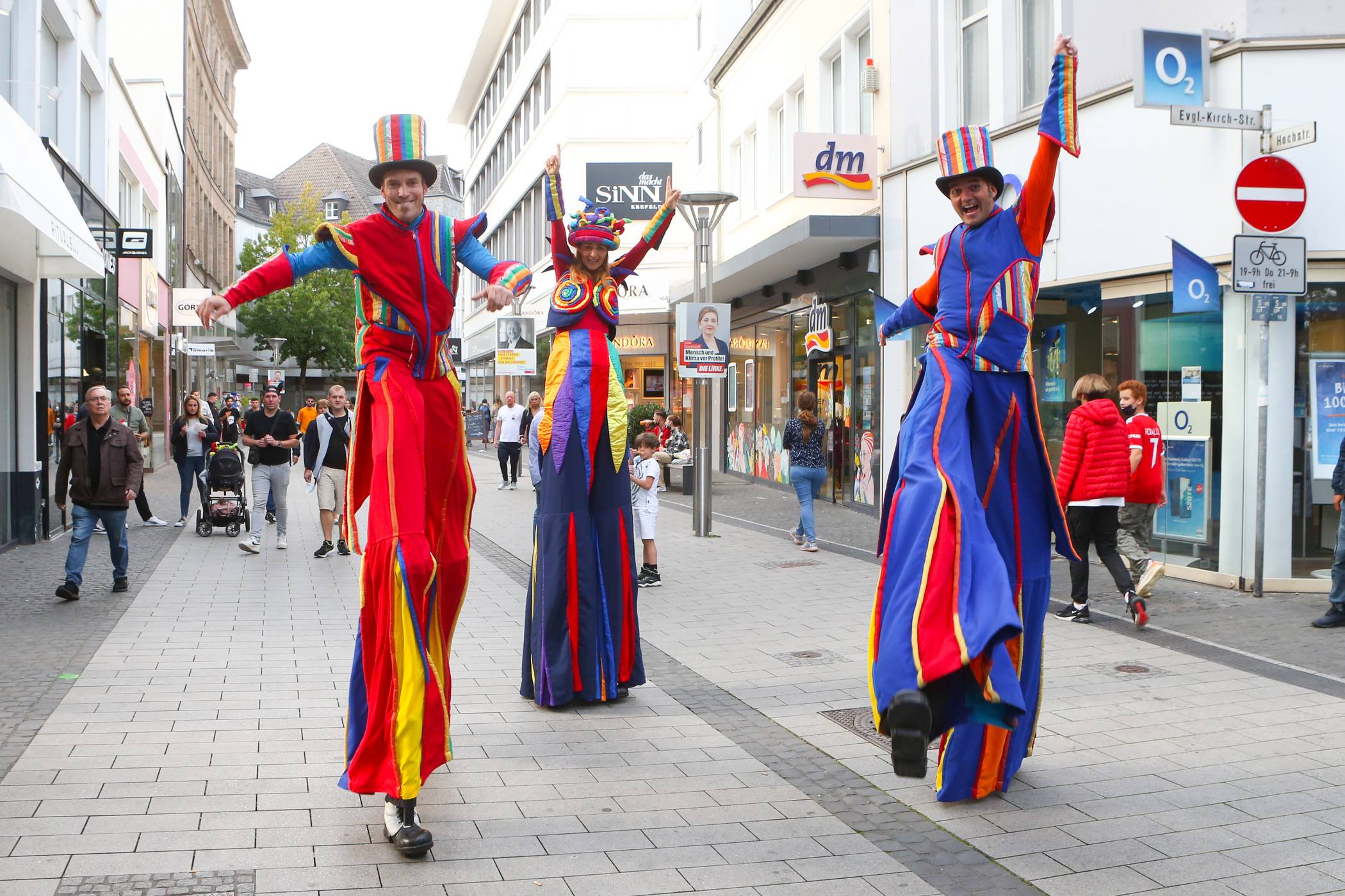 Spaß am Sonntag: Die Stelzengänger der Gruppe Chapeau bas waren ebenso gut gelaunt wie bunt kostümiert. Foto: samla 