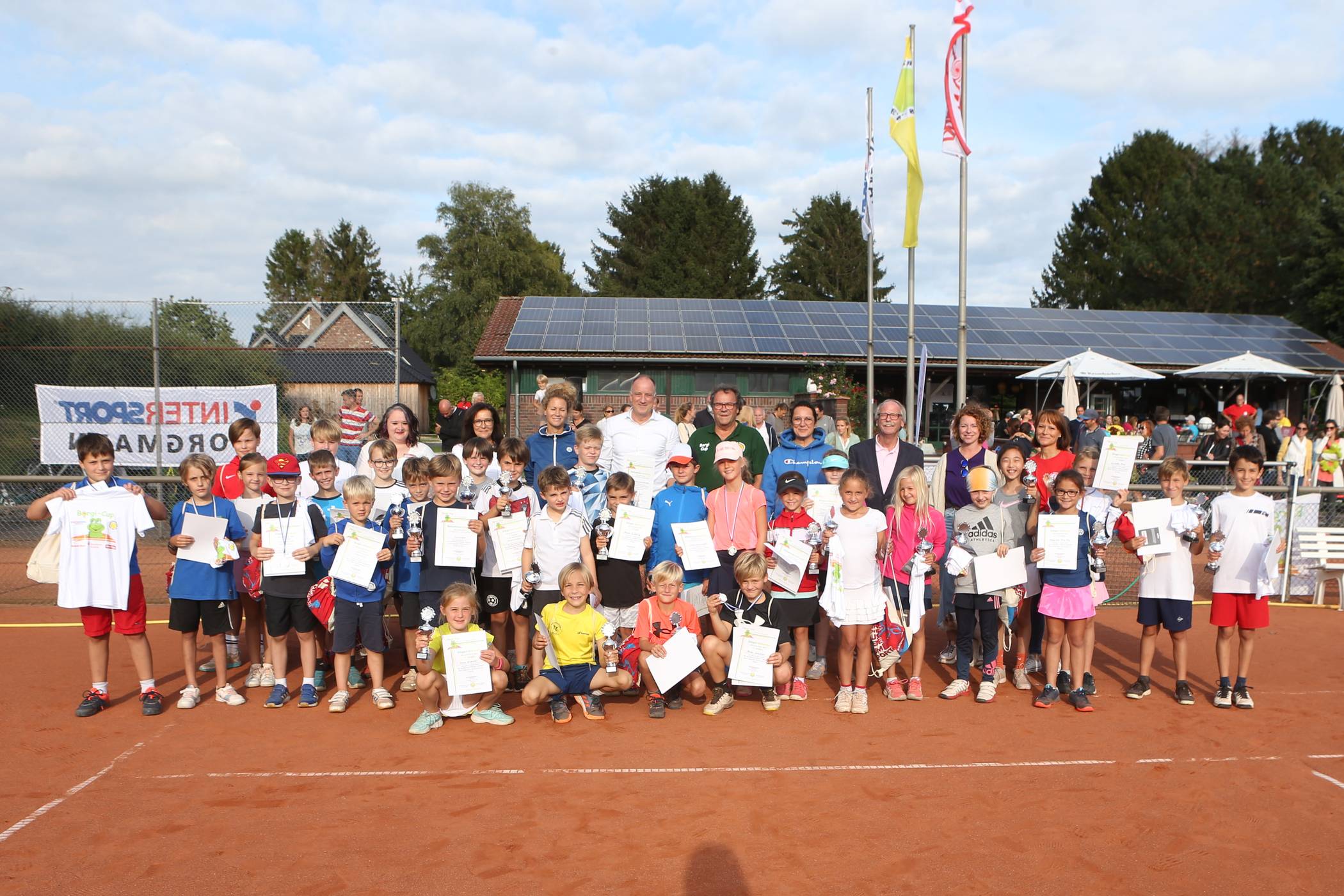  Geschafft: Am Ende eines spannenden Turniers stellten sich zur Siegerehrung die jungen Spieler, die Organisatoren und Sponsoren zum Gruppenbild zusammen. Foto: samla  