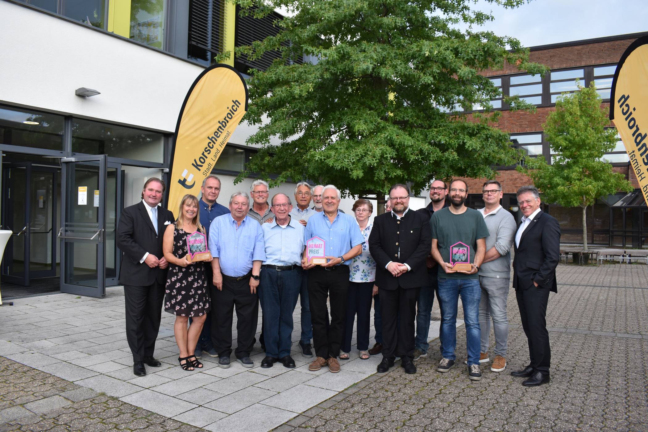 Finanzminsiter NRW Lutz Lienenkämper (l.), BM Marc Venten (Mitte) und Landrat Hans-Jürgen Petrauschke (r.) gemeinsam mit den Preisträgern des Heimatpreises 2021. 