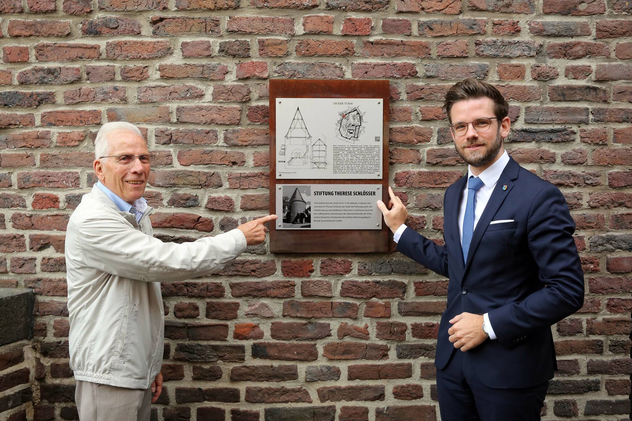 Helmut Jansen und OB Felix Heinrichs an der Gedenktafel für Therese Schlösser am Dicken Turm in der Altstadt.  