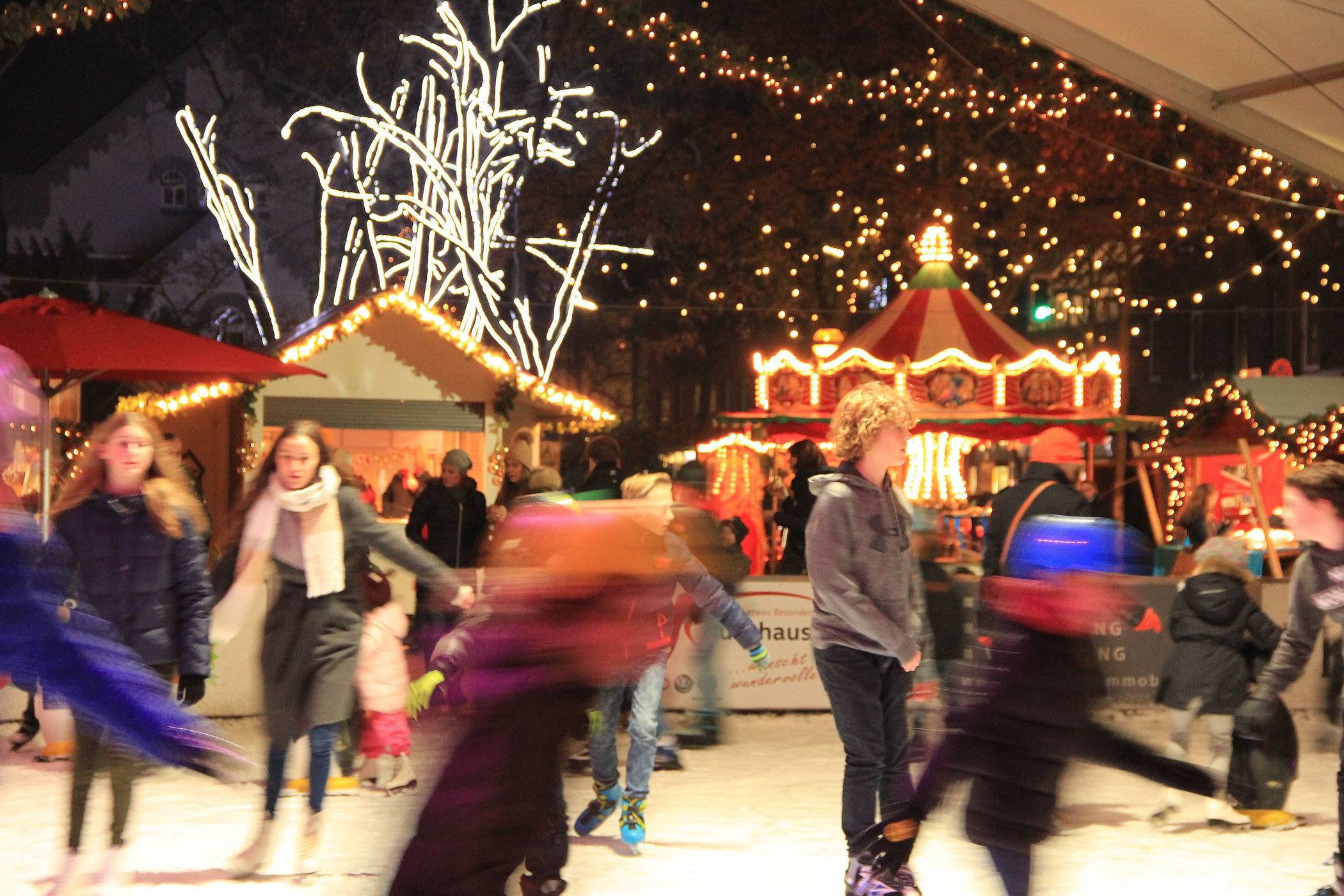 Schlittschuhlaufen vor romantischer Lichterkulisse: Die „Meerbuscher Winterwelt“ ist in jedem Jahr ein Anziehungspunkt für Jung und Alt. 
  
