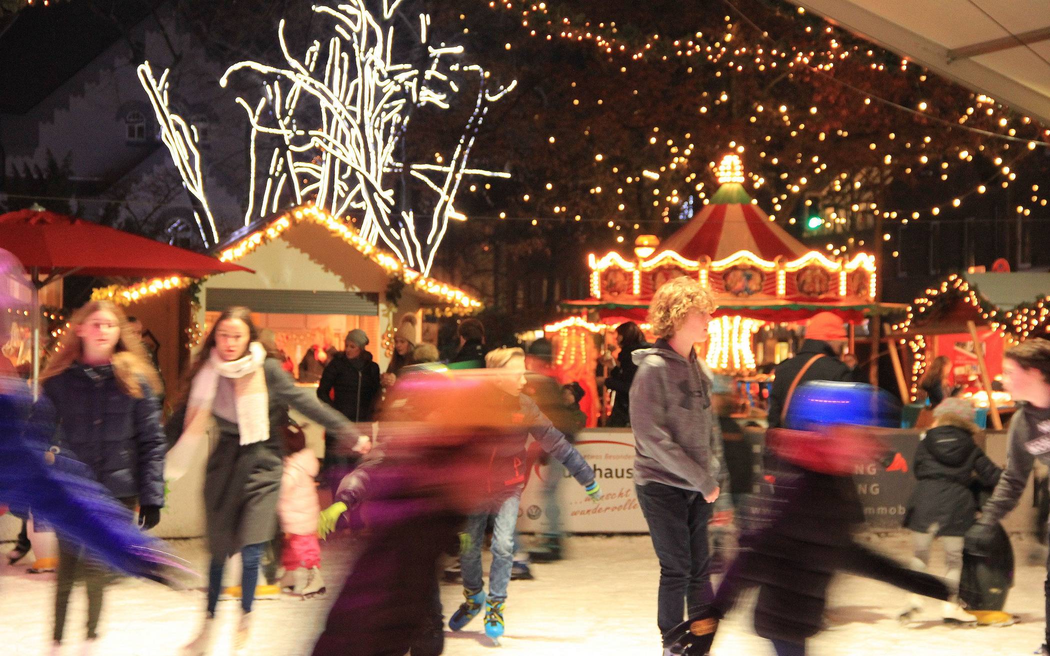 Schlittschuhlaufen vor romantischer Lichterkulisse: Die "Meerbuscher