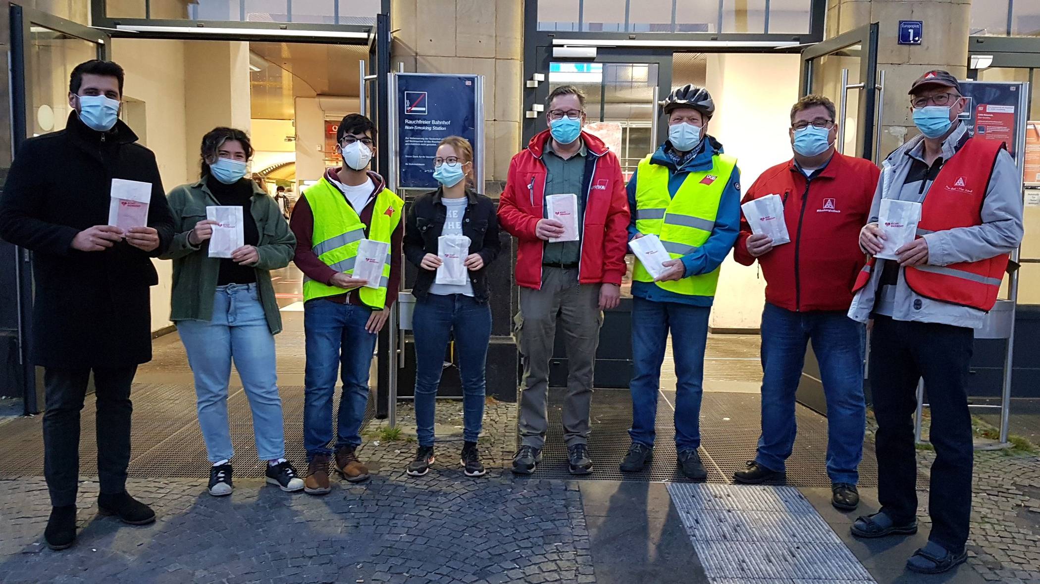 Der DGB-Stadtverband Mönchengladbach hat am Dienstagmorgen am Hauptbahnhof Pendler über die gesetzliche Rente informiert. Foto: DGB