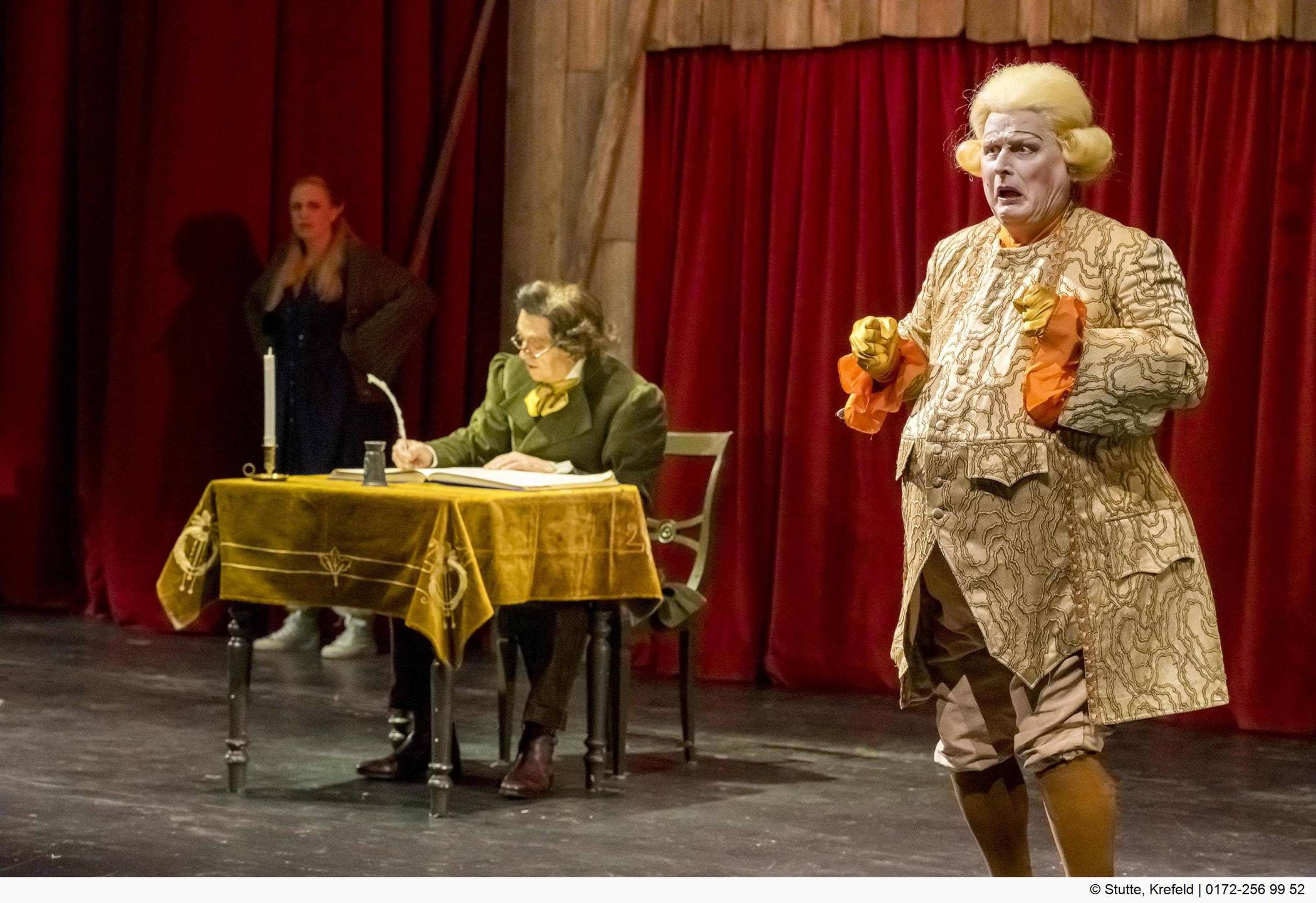  Noch ist er angezogen: Im Märchen "Des Kaisers neue Kleider" geht es um die Macht der Täuschung. 