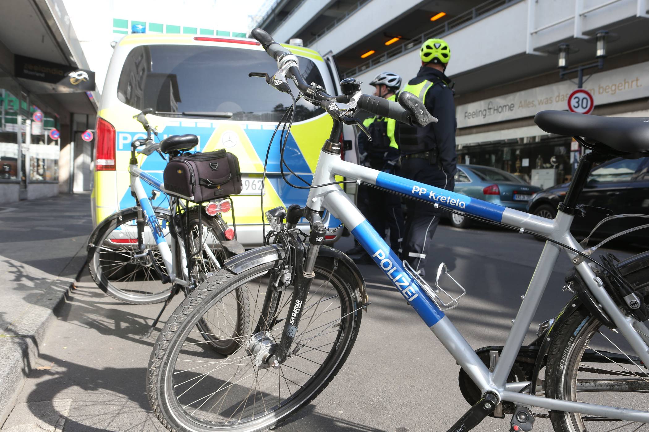  Stopp: Die Polizei kontrollierte gezielt die Radfahrer im Sadtgebiet. Foto: samla 
