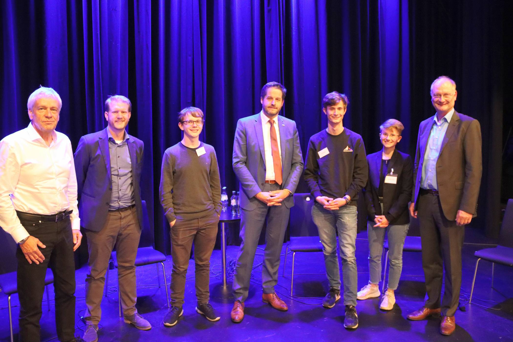 Nach den Vorträgen haben Henning Ohlsson, Geschäftsführer von Epson Deutschland (v.r.), Tobias Kemper, Netzwerker Klimafolgenanpassung NRW, Bürgermeister Christian Bommers (Mitte) und Diplom-Meteorologe und ARD-Wetterexperte Sven Plöger (r.) mit Schülern aus Meerbusch diskutiert. 