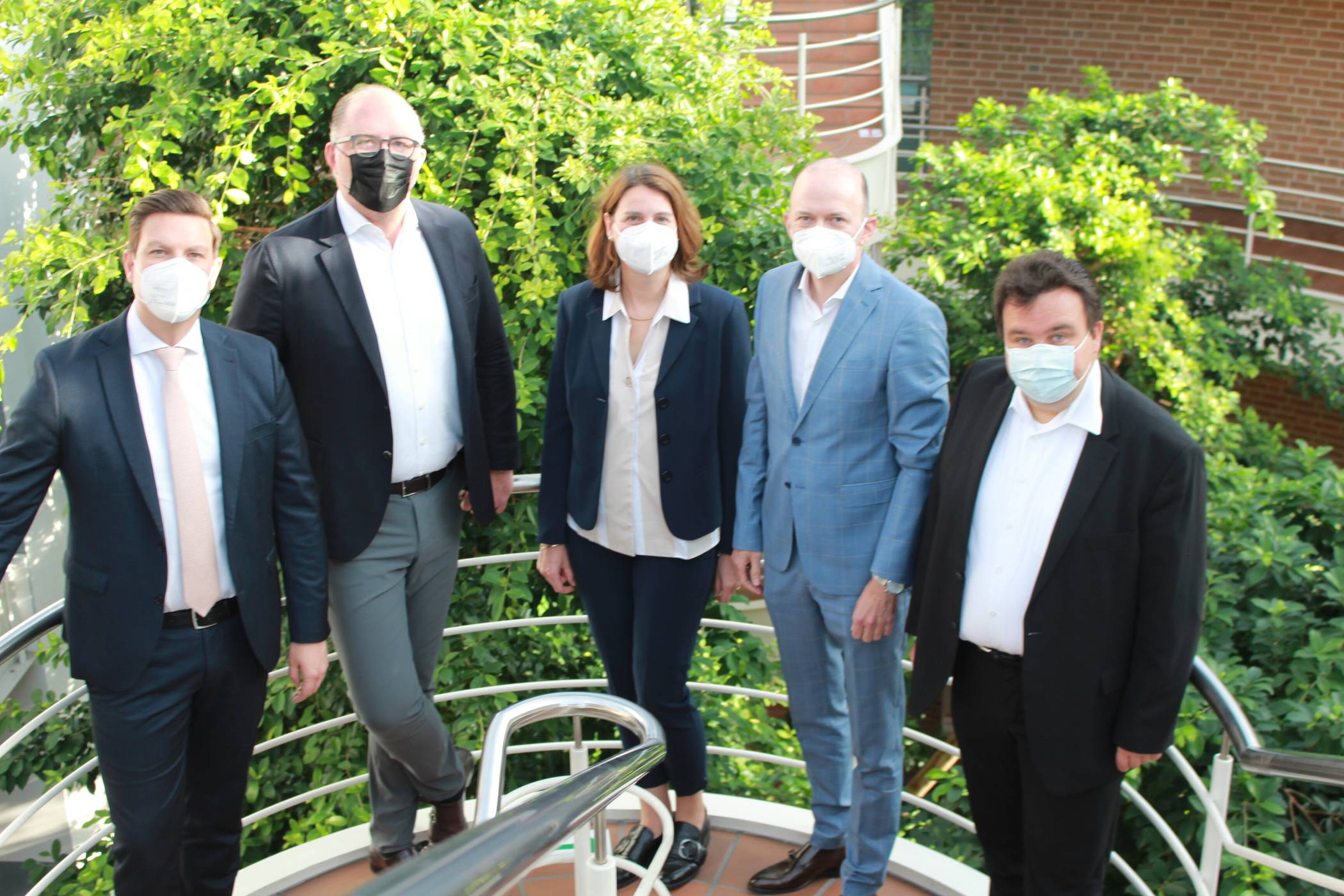  Stellen die Pläne für das neue Jobcenter vor: die Vorstandsvorsitzende der Agentur für Arbeit Dr. Bettina Rademacher-Bensing sowie (v.r.) Stadtdirektor Markus Schön, Jobcenter-Geschäftsführer Thomas Becker, der Geschäftsführer der developer Projektentwicklung GmbH Stefan H. Mühling sowie Philip Bellenbaum, Niederlassungsleiter der BNP Paribas Real Estate GmbH. Foto: Müller 