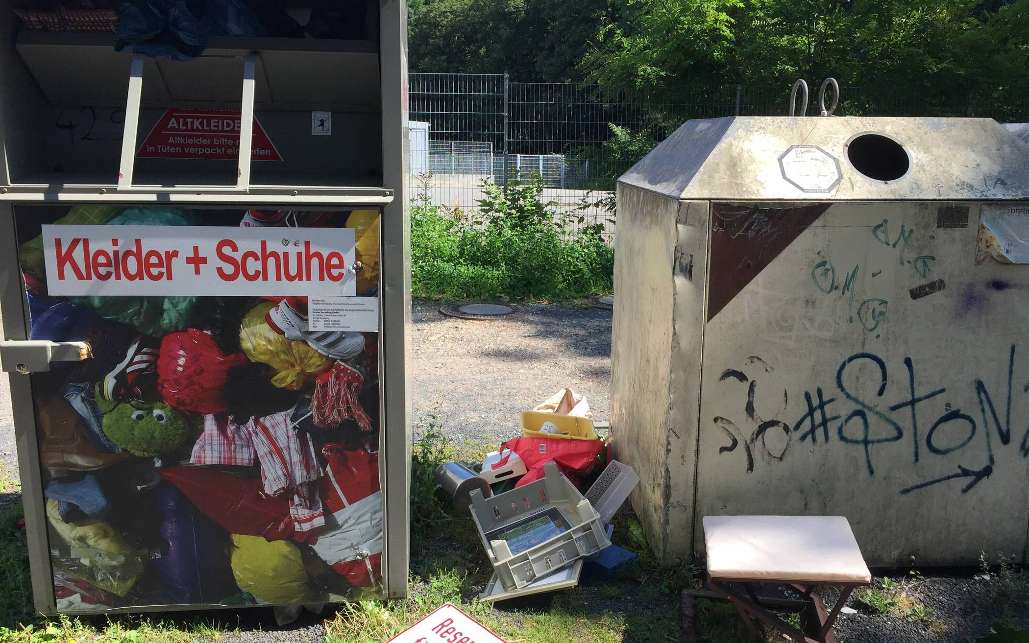 Altkleider- und Glascontainer, öffentliche Grünflächen – wo ein Wille ist, ist auch eine Müllkippe! Ob die Abschaffung der blauen Container am Verhalten der Müllsünder etwas ändert, ist fraglich.  