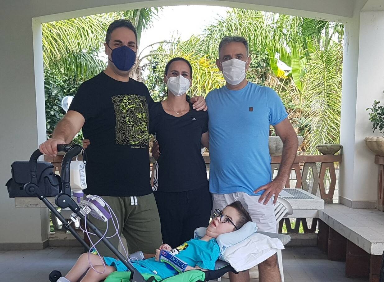 Der Mönchengladbacher Gastronom Nino Abate (r.) hat viele Spenden gesammelt, um den kleinen Luca und seine Eltern Melissa und Giuseppe zu unterstützen. 