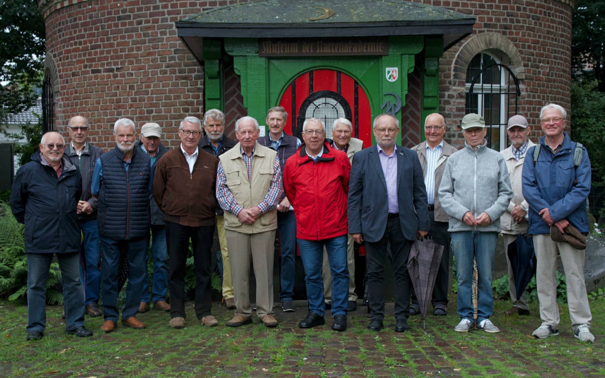 Die Prostataselbsthilfegruppe Viersen feiert in diesem Jahr ihr 20-jähriges Bestehen. Ihr Treffpunkt ist in Dülken und so war klar, dass für das Foto nur die Narrenmühle in Frage kam.