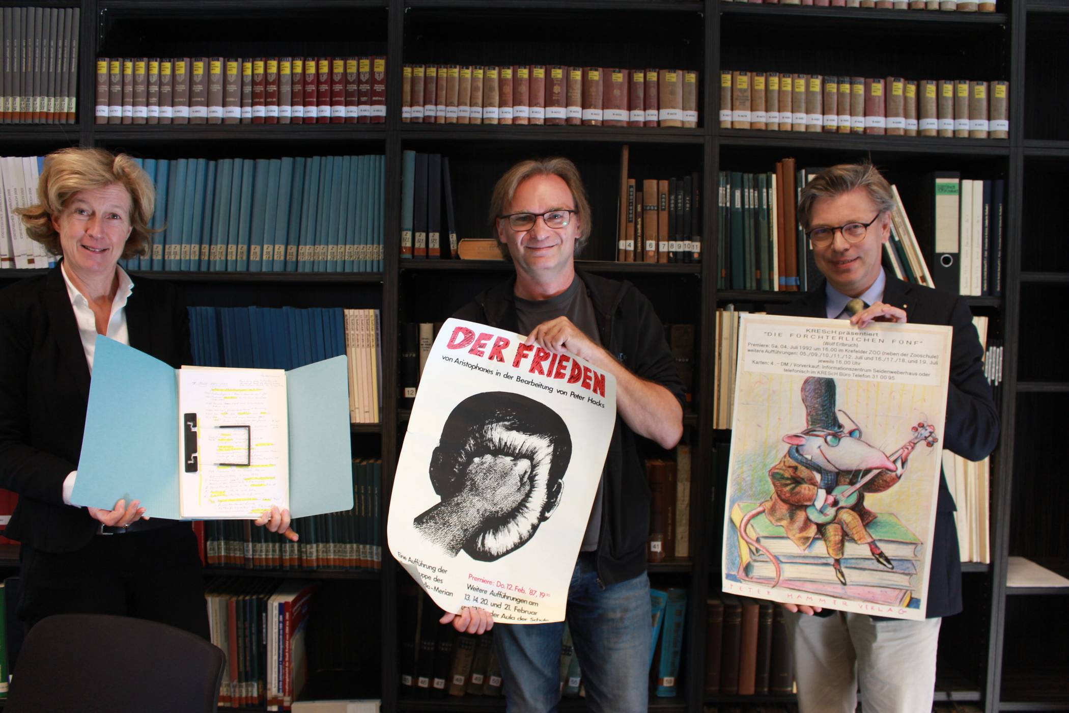 Übergabe: Reinhard Lange (Mitte) und die Kulturbeauftragte der Stadt, Dr. Gabriele König, übergeben die Sammlung aus der Frühzeit des Kresch-Theaters an den Leiter des Stadtarchivs Dr. Olaf Richter. Foto: Müller   