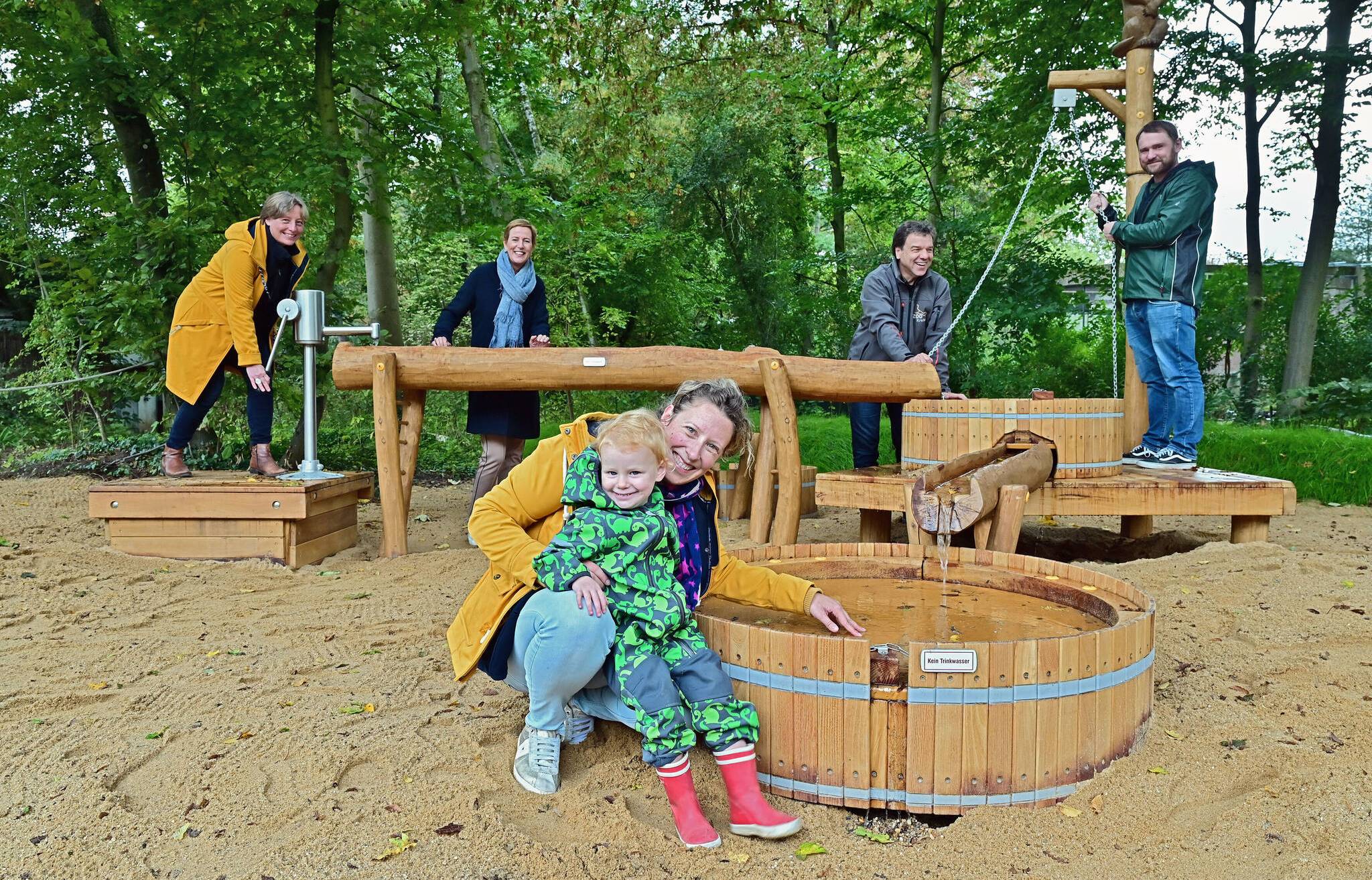  Eröffnung der neuen Wassermatschanlage im Zoo Krefeld (v.l.): Petra Schwinn (Zoo), Kerstin Abraham (SWK), Mutter Judith mit Tochter Lotte, Zoodirektor Dr. Wolfgang Dreßen und Adam Mathea (Zoo).Foto: Zoo Krefeld/Andreas Bischof 