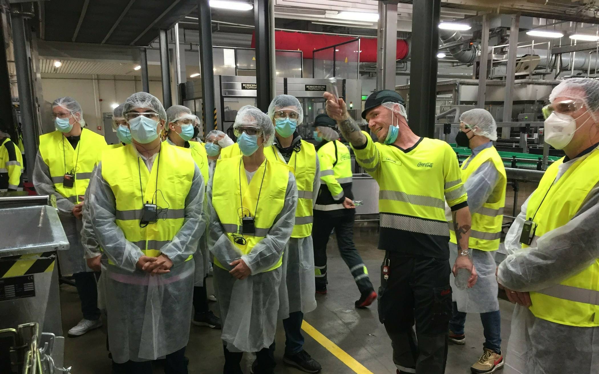 Ausbildungsleiter Lars Krack führte die Schülerinnen und Schüler beim Check In Berufswelt durch die Produktionsanlagen. 