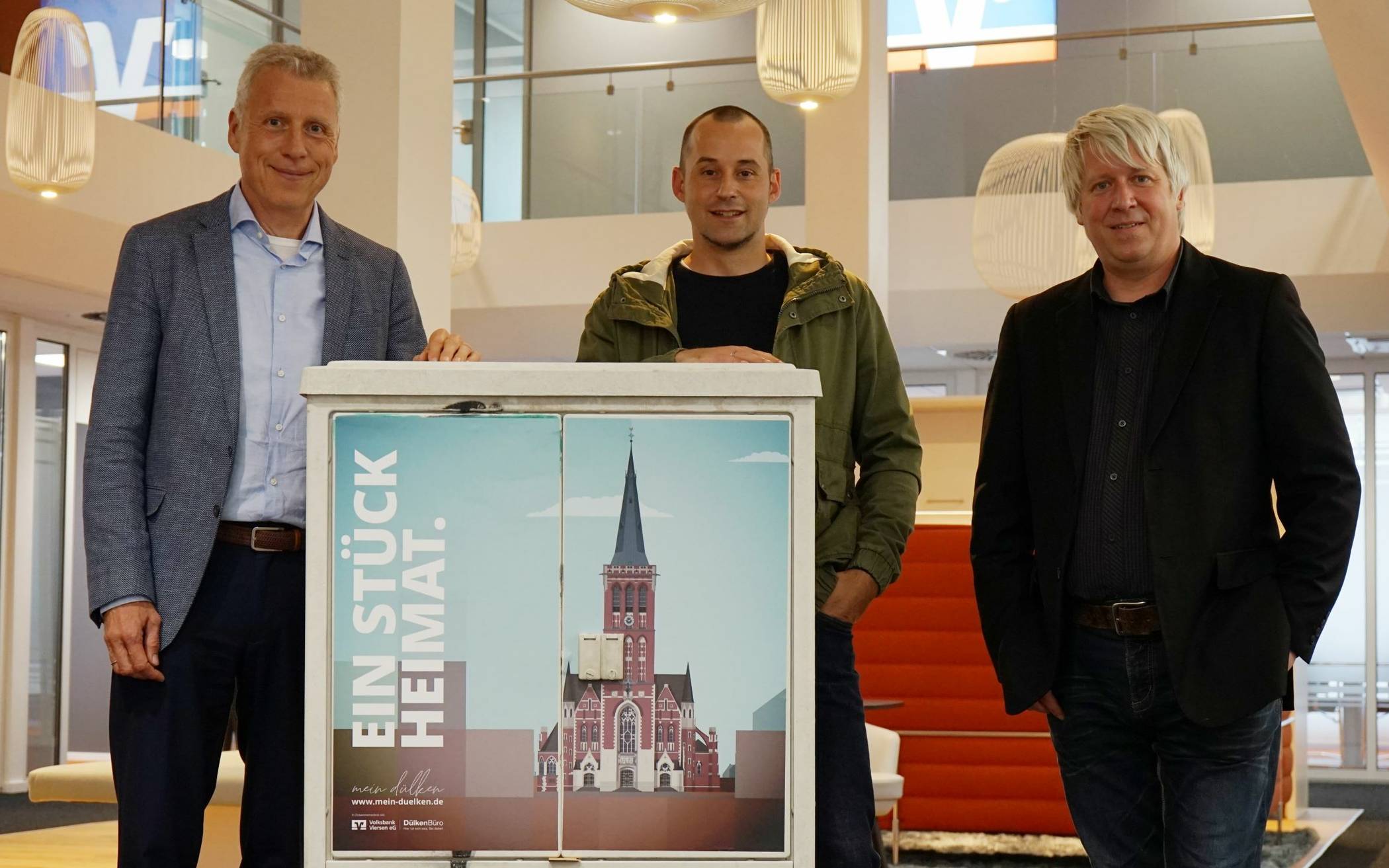 Kunstwerke auf Schaltkästen in Dülken (v.l.) Jürgen Cleven (Volksbank Viersen), Roman Polleichtner (Künstler), Andreas Goßen (DülkenBüro).