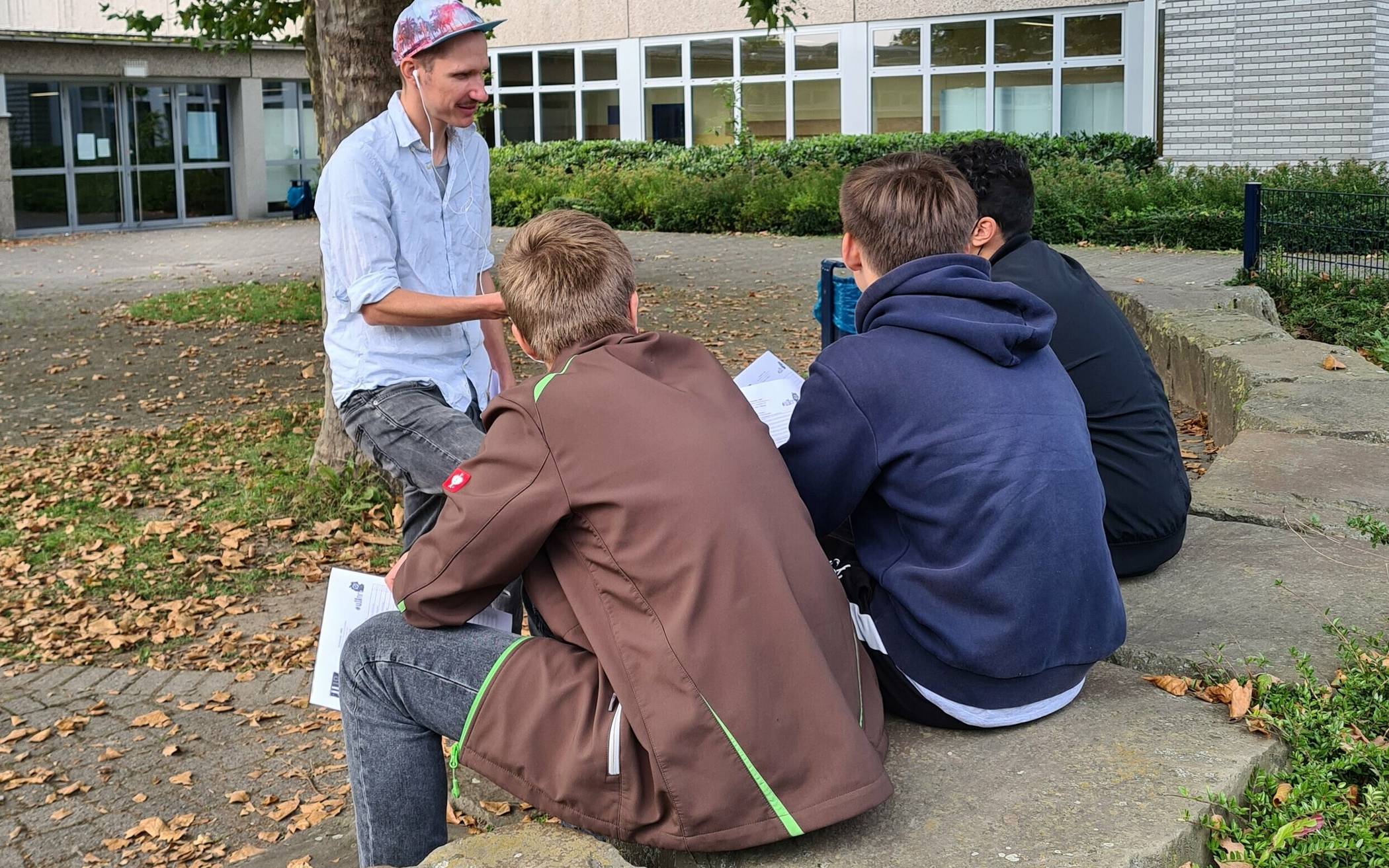 Autor Tobias Steinfeld im Gespräch mit Jugendlichen. Er hat die Podcasts zur U18-Wahl erstellt. 