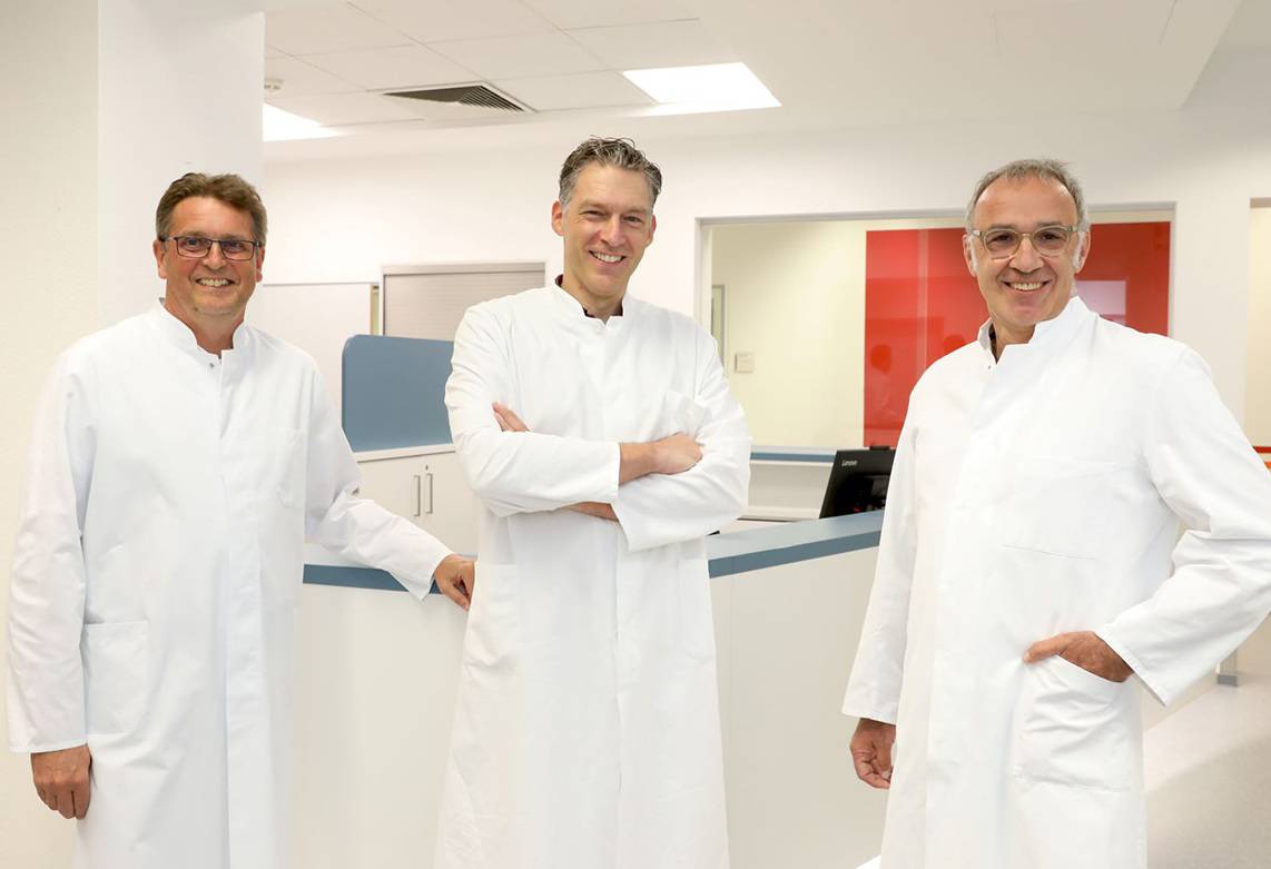  Die drei Knie-Hauptoperateure am St. Elisabeth-Hospital Meerbusch-Lank: Privat-Dozent Dr. Tim Claßen (Chefarzt, Mitte), Michael Metz (l.) und Frank Lorenz (beides Oberärzte). 