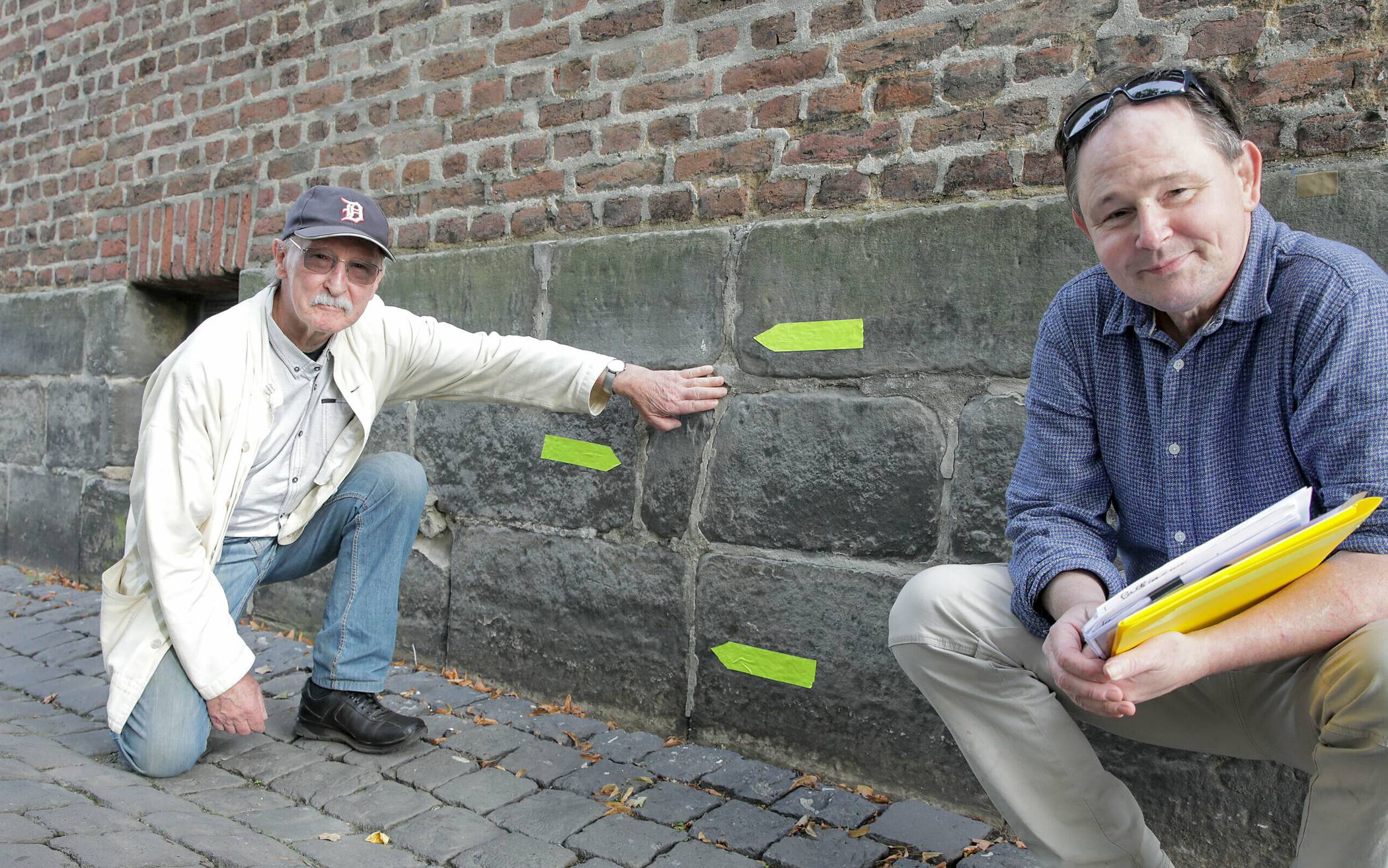  Dr. Günter Drozdzewski (l.) und Dr. Georg Waldmann sind sich sicher, am heutigen Rathaus Abtei steinerne Reste eines römishen Tempels gefunden zu haben.  