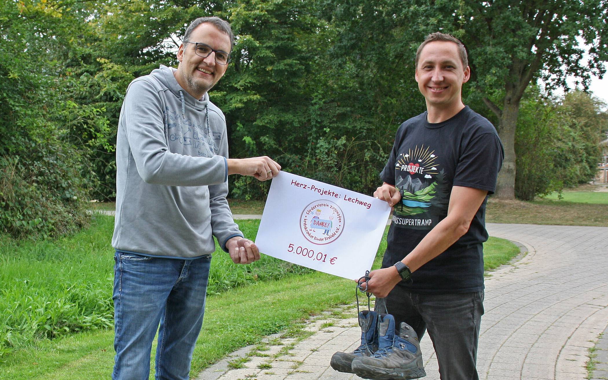 Markus Pfennings (rechts) freut sich die Spendensumme von 5000 Euro an Torsten Greis überreichen zu können. 