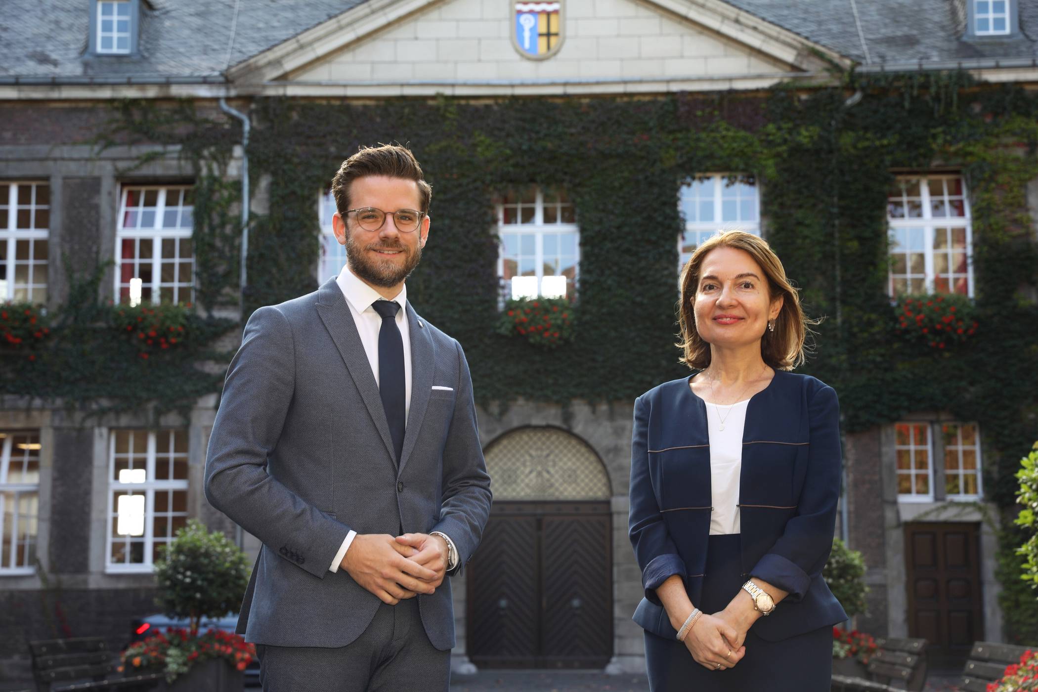  Felix Heinrichs begrüßte die Generalkonsulin der Türkei in Nordrhein-Westfalen, Aysegül Gökçen Karaarslan, im Rathaus Abtei. 