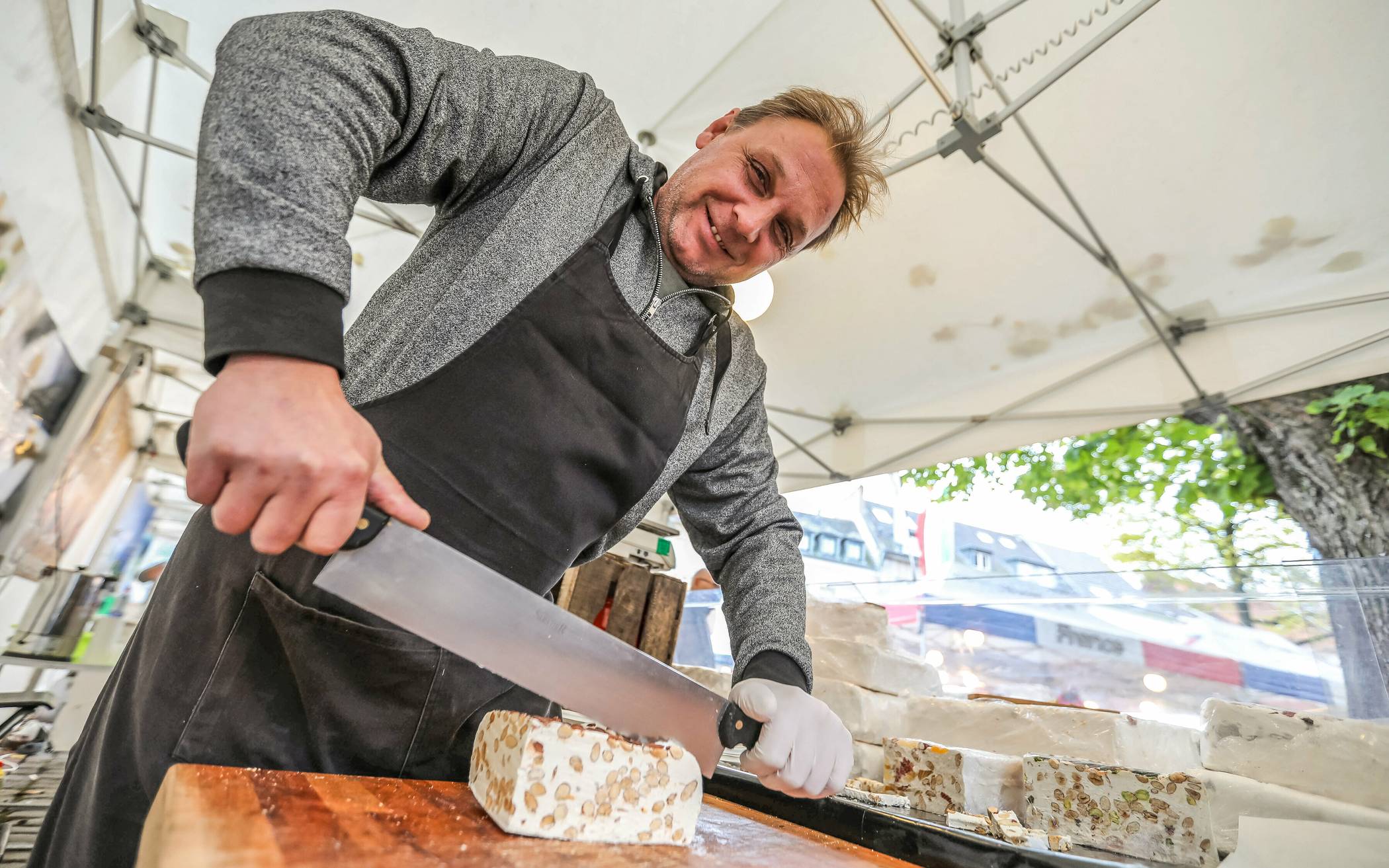 Auf dem Französischen Markt bieten Händler Delikatessen aus dem Nachbarland an. 