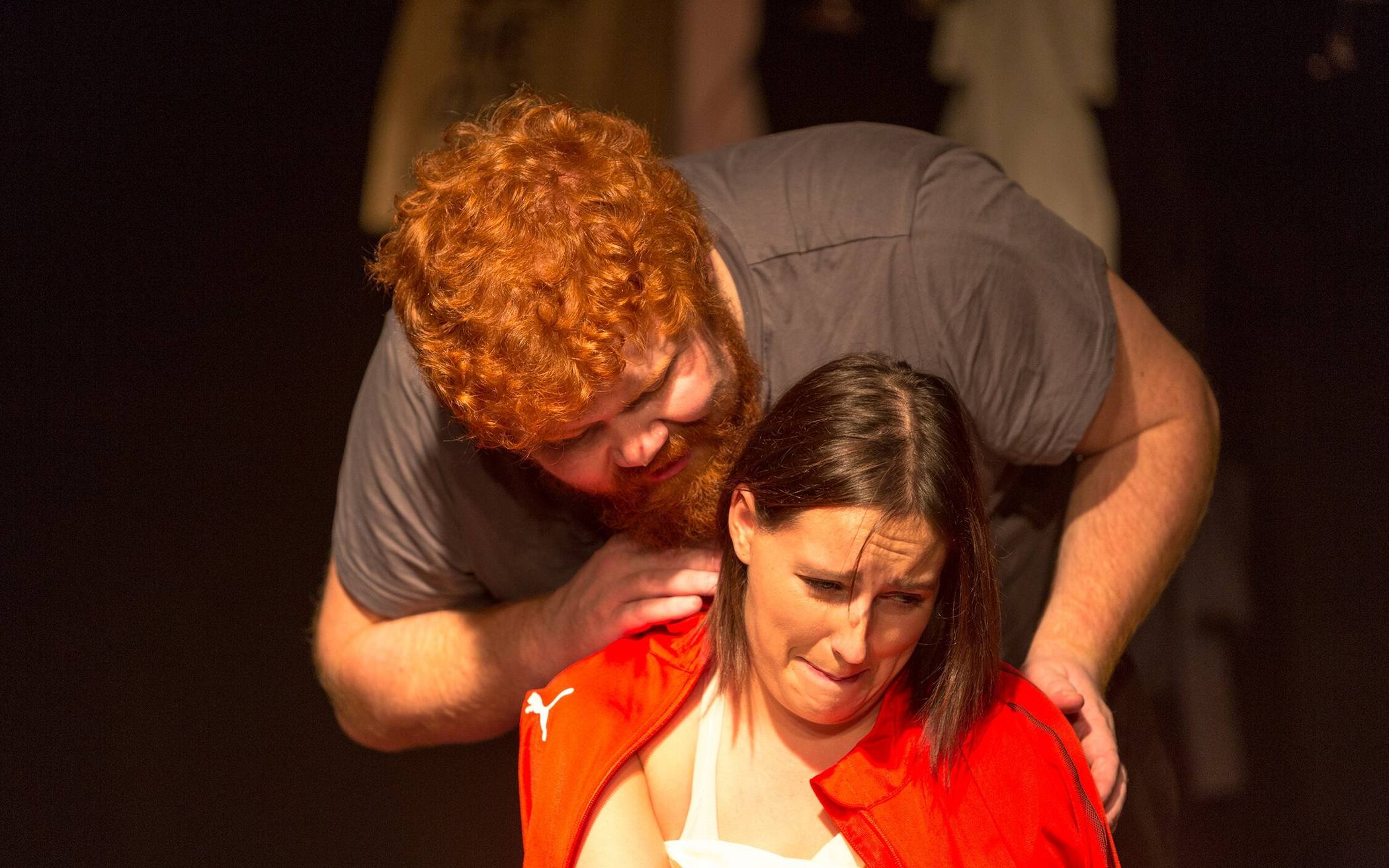  Julia Fouquet und Jonathan Platzen in dem Stück ab!pfiff. Das Zornröschen-Präventions-Theater richtet sich gegen sexualisierte Gewalt im Sport.  