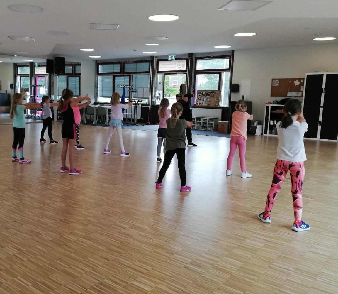  Der Trainingsraum des Meerbuscher Tanzsport-Clubs wurde modernisiert und kann jetzt wieder zum Tanzen genutzt werden. Hier eine der Kindergruppen beim Tanz-Training. 