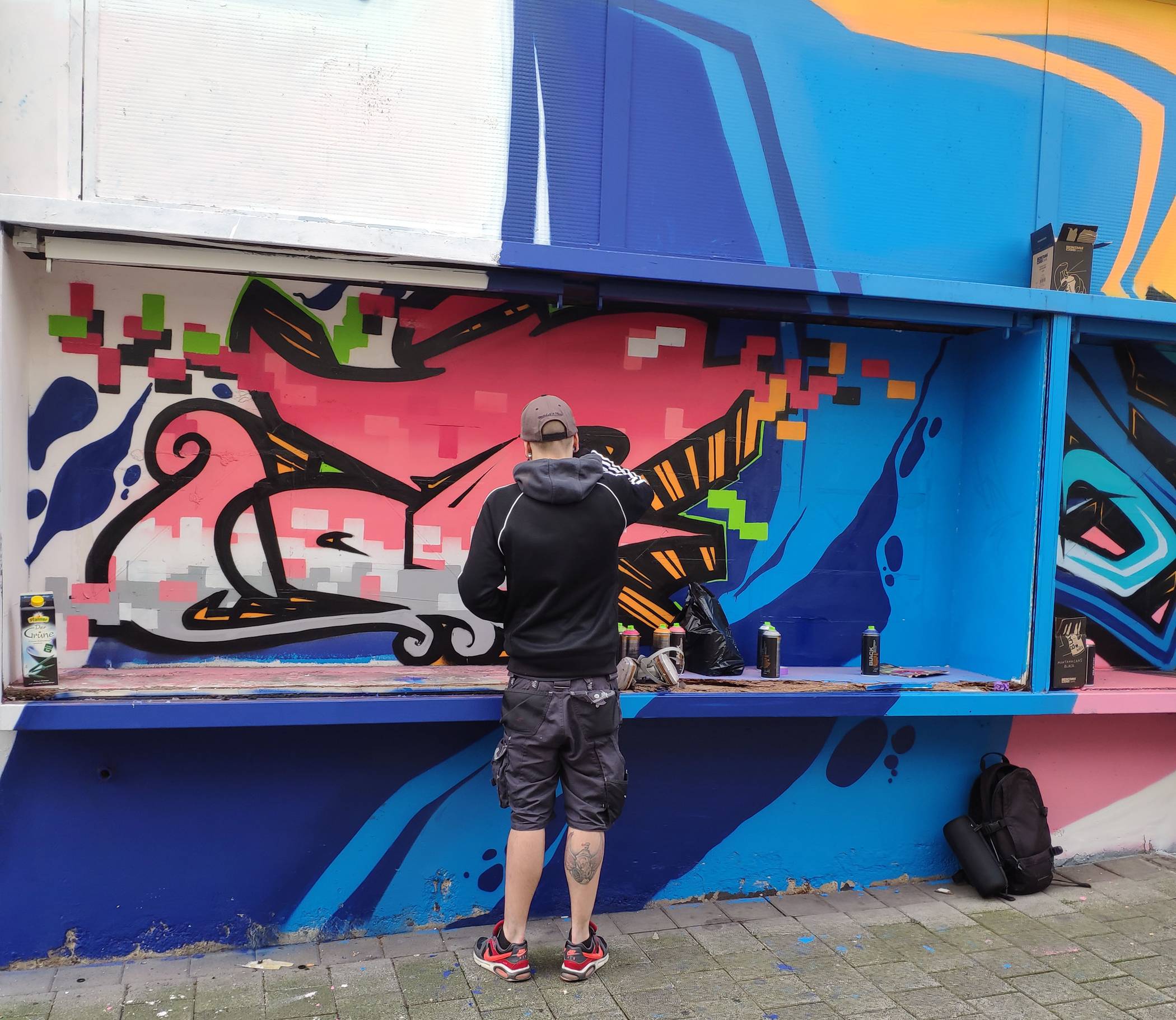  Junge Graffitimaler haben den Durchgang entlang des Cityhauses zwischen Mühlenstraße und Hauptstraße verschönert. 